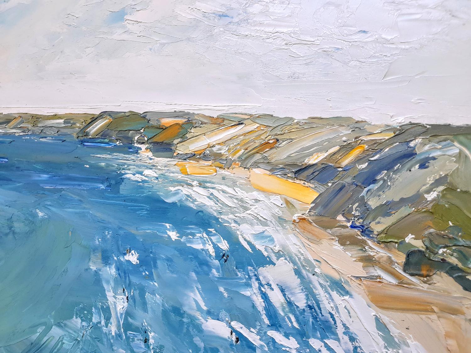 A Breezy Day at Perranporth, Cornouailles par Georgie Dowling, Coastal Art - Gris Landscape Painting par Georgie Dowling 