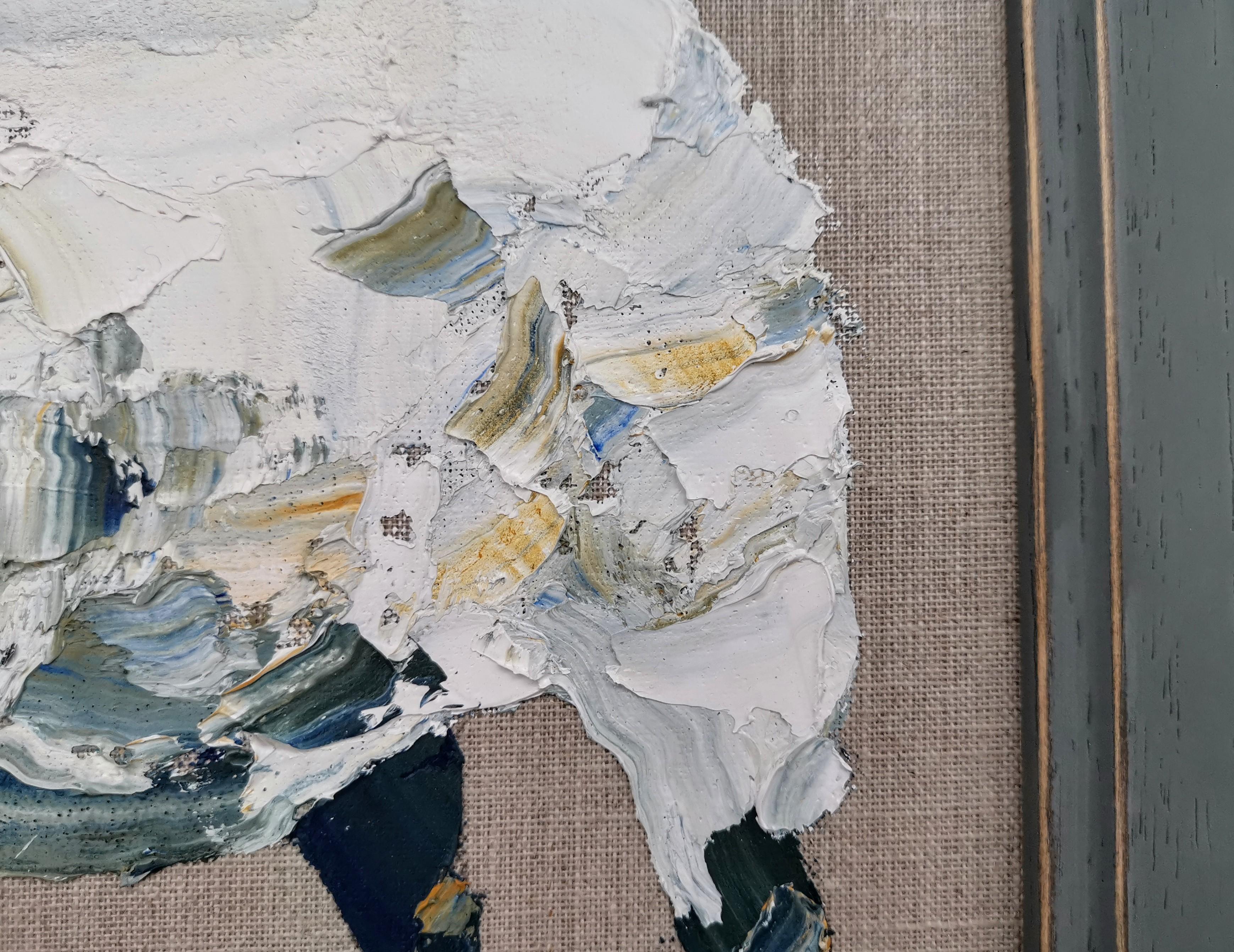 Un dipinto a olio di pecore realizzato con vernice spessa applicata spontaneamente con una spatola su lino. Esposto in una cornice grigio scuro che si adatta ai toni della pecora.

INFORMAZIONI AGGIUNTIVE:

Dipinti a olio su tela 
30 H. x 30 W. x 1