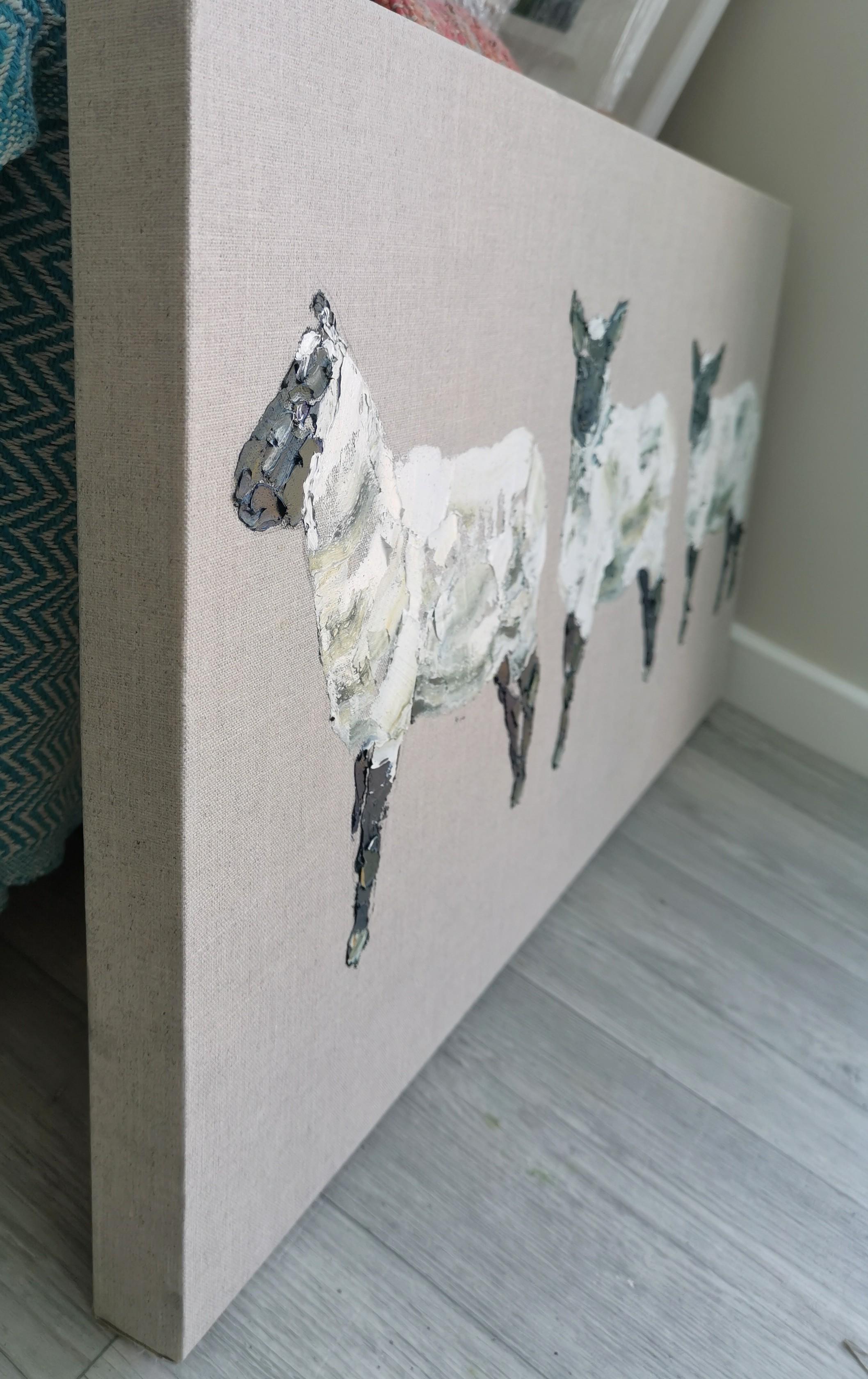 Tres corderos, Pintura original, Arte animal, Contemporáneo, Granja - Animal Painting Gris de Georgie Dowling