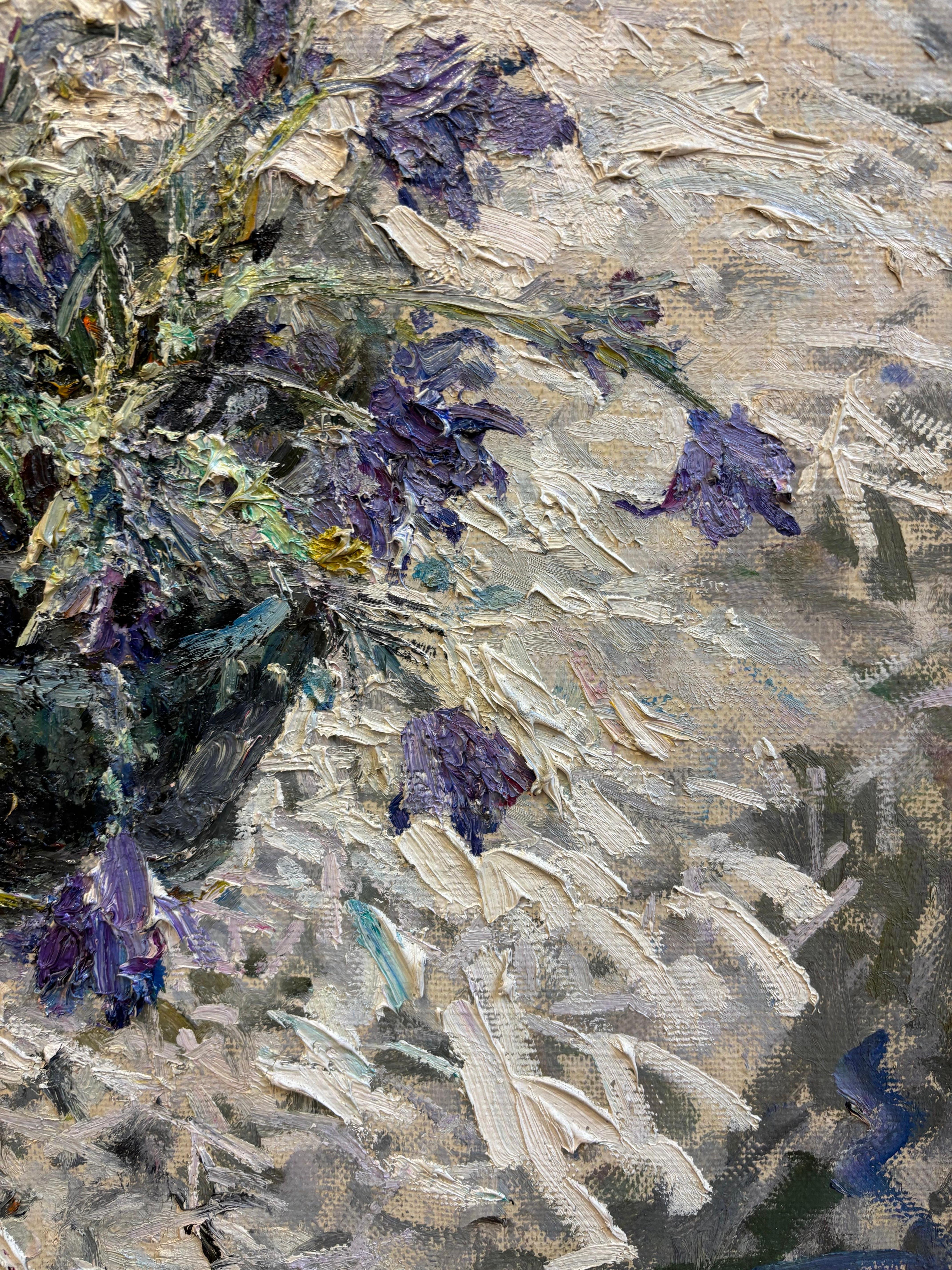 Bellissima Natura morta con i primi fiori della primavera 
Colori tenui come viola ,verde,bianco e un tocco di arancione