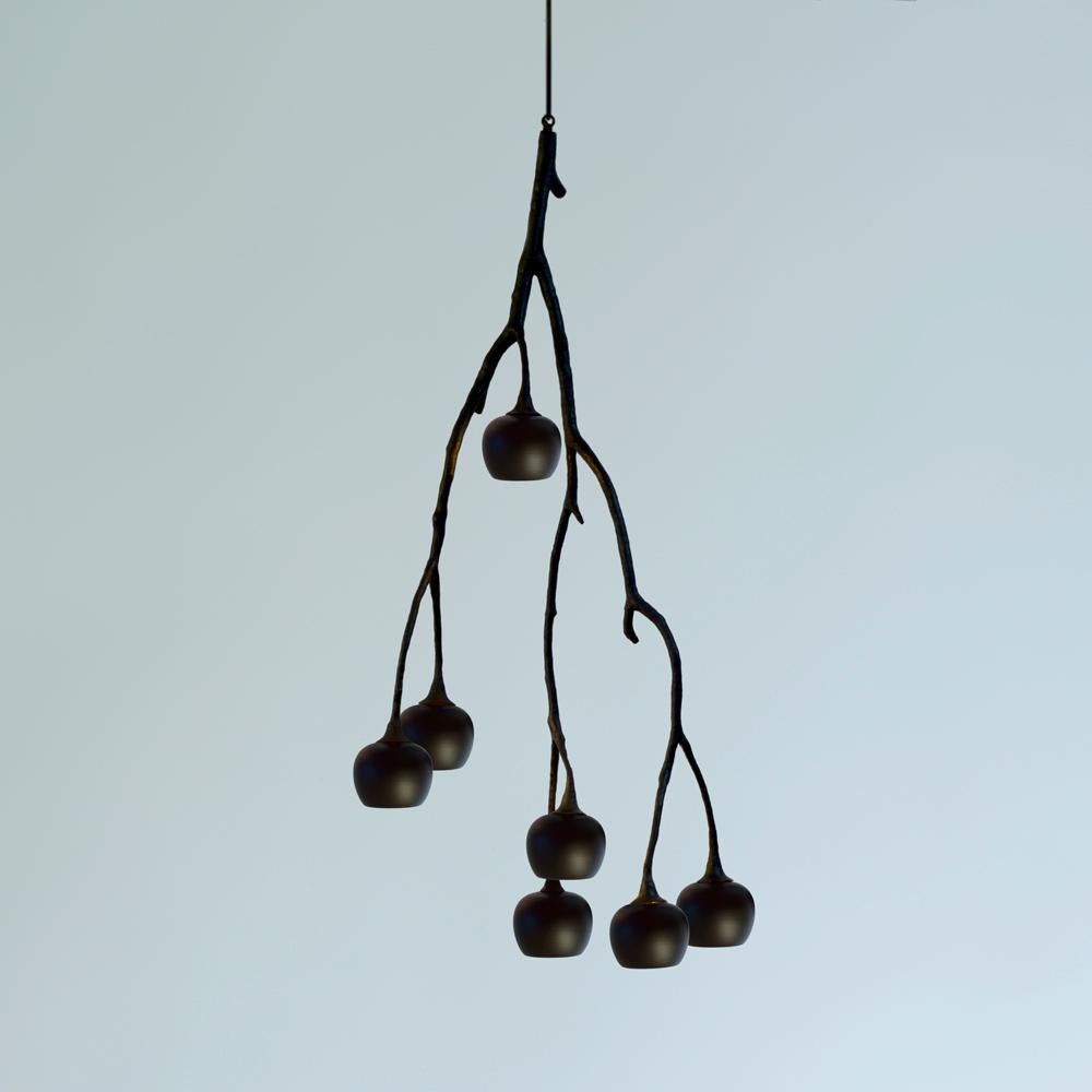 Georgina Black Mountain Ash di 7Gods Studio
Dimensioni: D. 40 x L. 40 x H. 100 cm
Materiali:  Branch: Fibra di carbonio, Bacca: Porcellana non smaltata
Peso: da 3 a 25 kg

Informazioni: Prendendo le forme durature della natura come modello per il