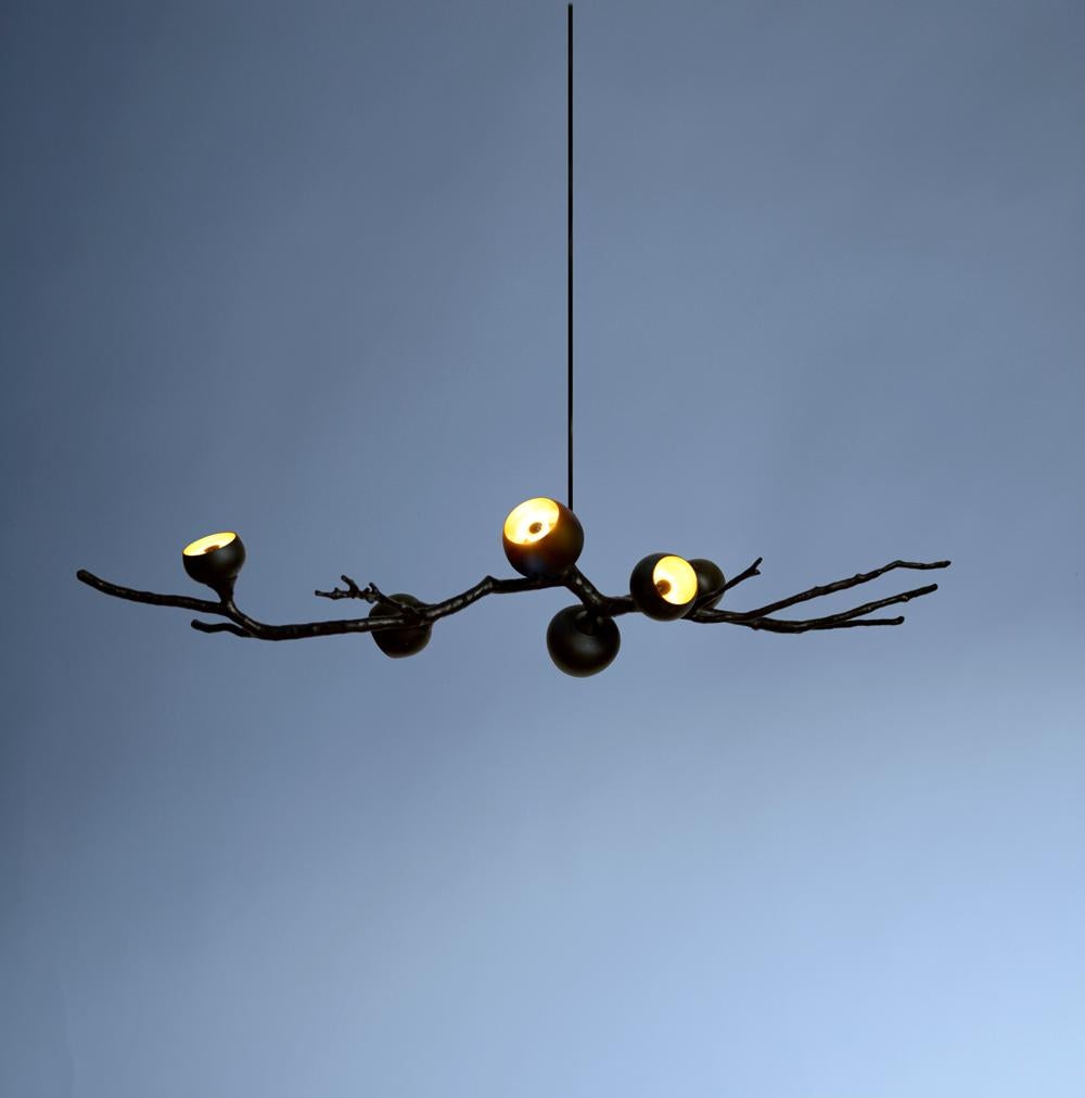 Georgina Black Sorbus di 7Gods Studio
Dimensioni: D. 30 x L. 150 x H. 35 cm
Materiali:  Branch: Fibra di carbonio, Bacca: Porcellana non smaltata
Peso: da 3 a 8 kg

Informazioni: Prendendo le forme durature della natura come modello per il design,