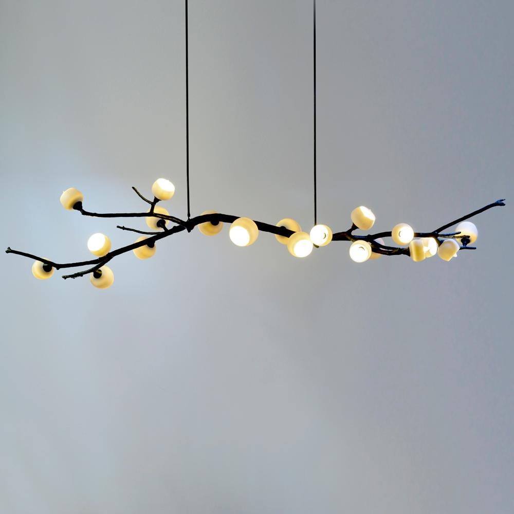 XXI secolo e contemporaneo Lampada a sospensione Georgina Egg Jabuticaba di 7Gods Studio in vendita