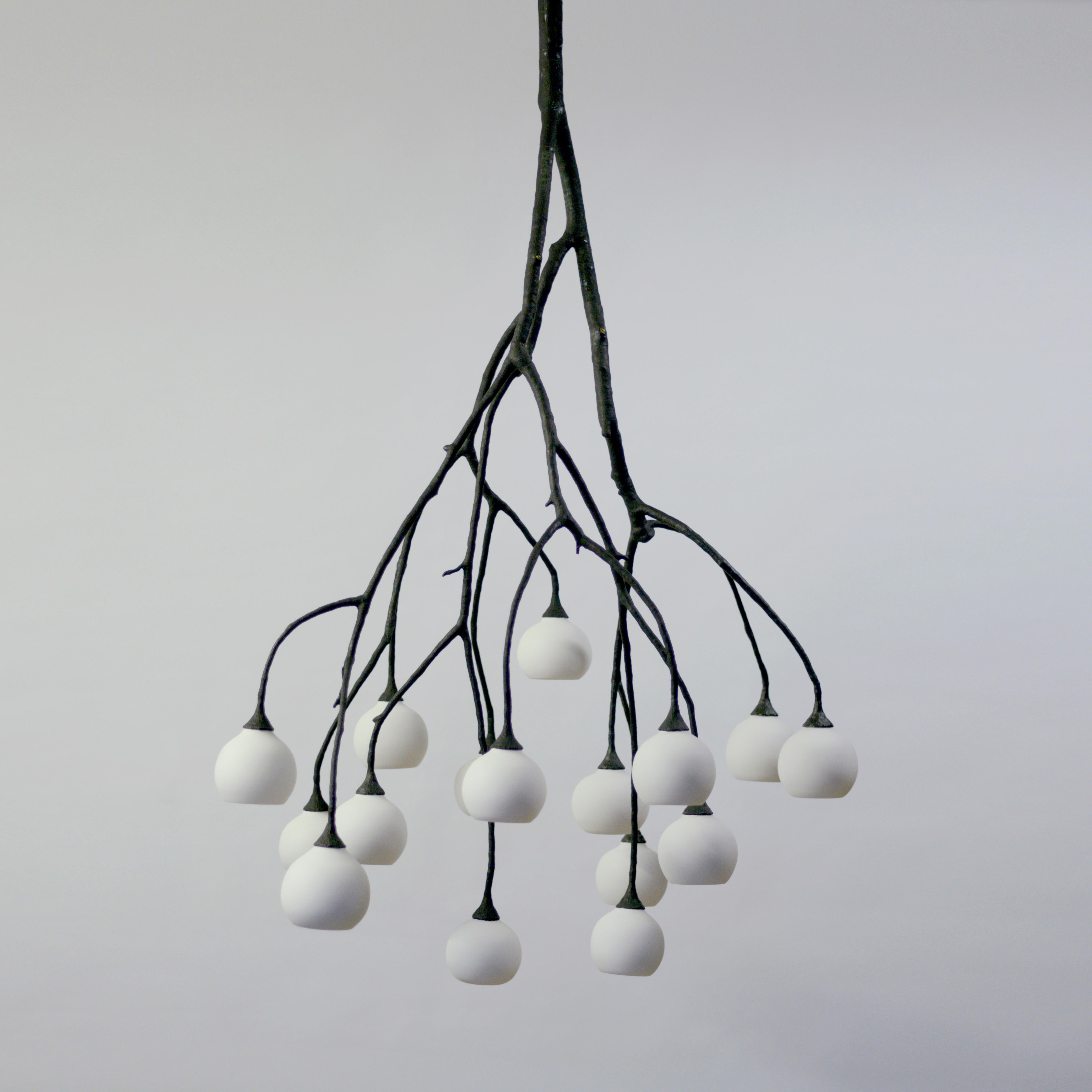 Lampada a sospensione Georgina Egg Mountain Ash di 7Gods Studio
Dimensioni: D 100 x L 100 x H 170 cm
Materiali:  Branch: Fibra di carbonio, Bacca: Porcellana non smaltata
Peso: da 3 a 25 kg

Informazioni: Prendendo le forme durature della natura