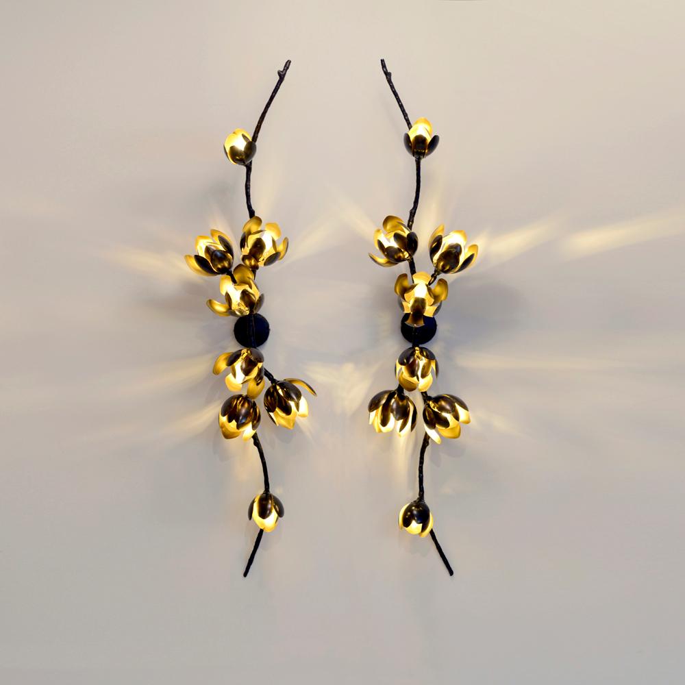 Lámpara Georgina Magnolia de 7Gods Studio
Dimensiones: P 25 x An 35 x Al 120 cm
Materiales:  Rama: Fibra de carbono, Flor: Latón batido a mano
Peso: de 2 a 7 kg

Acerca de: Tomando las formas perdurables de la naturaleza como modelo para el diseño,