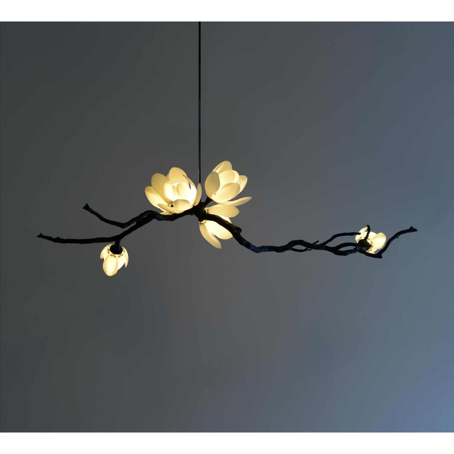 Sorbo Georgina Magnolia di 7Gods Studio A
Dimensioni: D. 30 x L. 150 x H. 35 cm
Materiali:  Branch: Fibra di carbonio, Fiore: Ottone battuto a mano
Peso: da 2 a 7 kg

Informazioni: Prendendo le forme durature della natura come modello per il design,