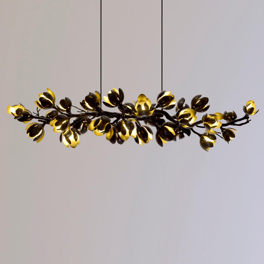 Lampada a sospensione Georgina Magnolia Stright di 7Gods Studio
Dimensioni: D 40 x L 150 x H 40 cm
Materiali:  Branch: Fibra di carbonio, Fiore: Ottone battuto a mano
Peso: da 6 a 20 kg

Informazioni: Prendendo le forme durature della natura come