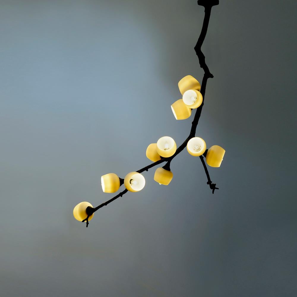 Georgina White Jabuticaba di 7Gods Studio
Dimensioni: D. 35 x L. 90 x H. 150 cm
Materiali:  Branch: Fibra di carbonio, Bacca: Porcellana non smaltata
Peso: da 3 a 15 kg

Informazioni: Prendendo le forme durature della natura come modello per il