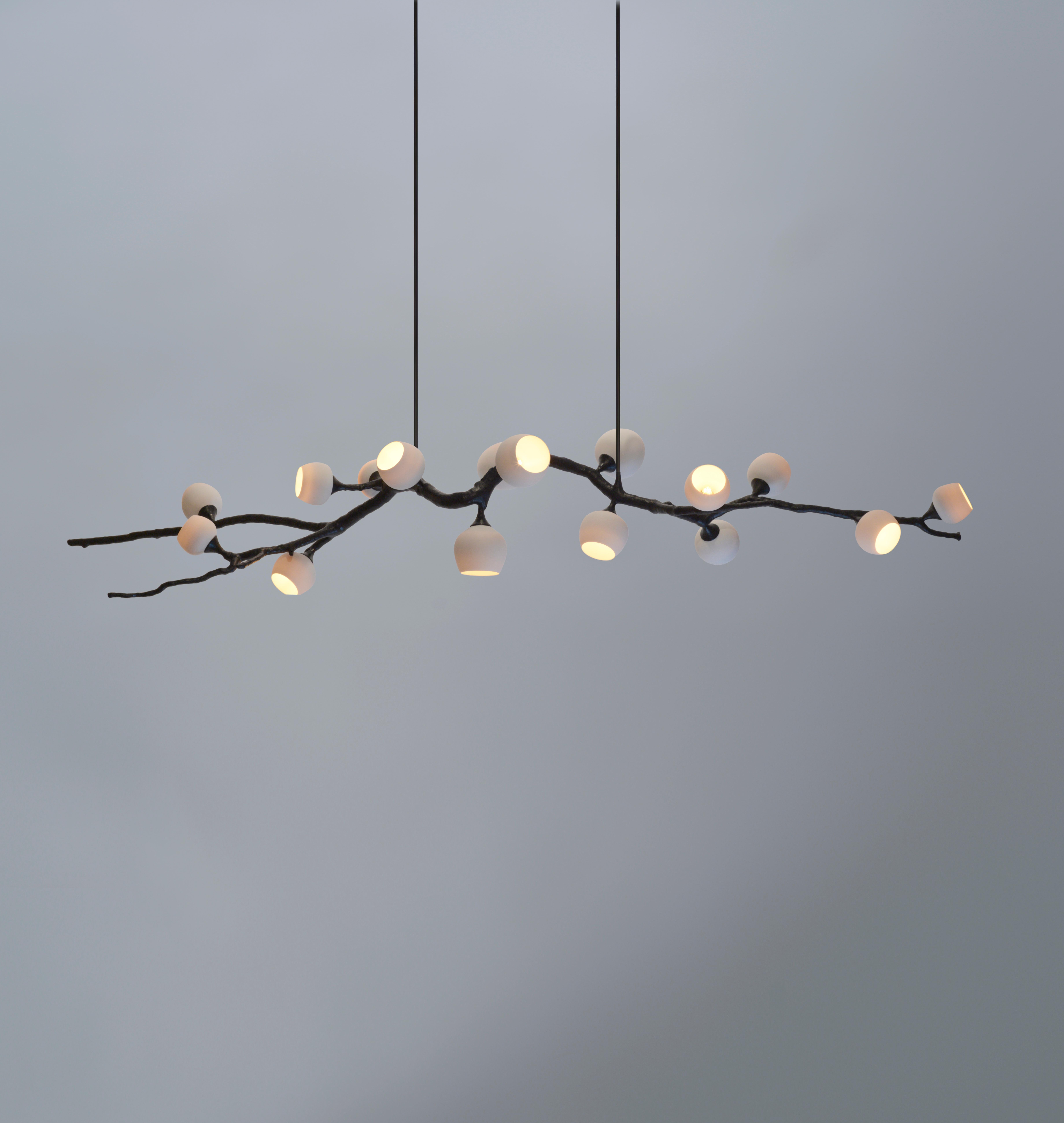 Georgina White Jabuticaba de 7Gods Studio
Dimensiones: P 30 x An 150 x Al 30 cm
Materiales:  Rama: Fibra de carbono, Baya: Porcelana sin esmaltar
Peso: de 3 a 15 kg

Acerca de: Tomando las formas perdurables de la naturaleza como modelo para el