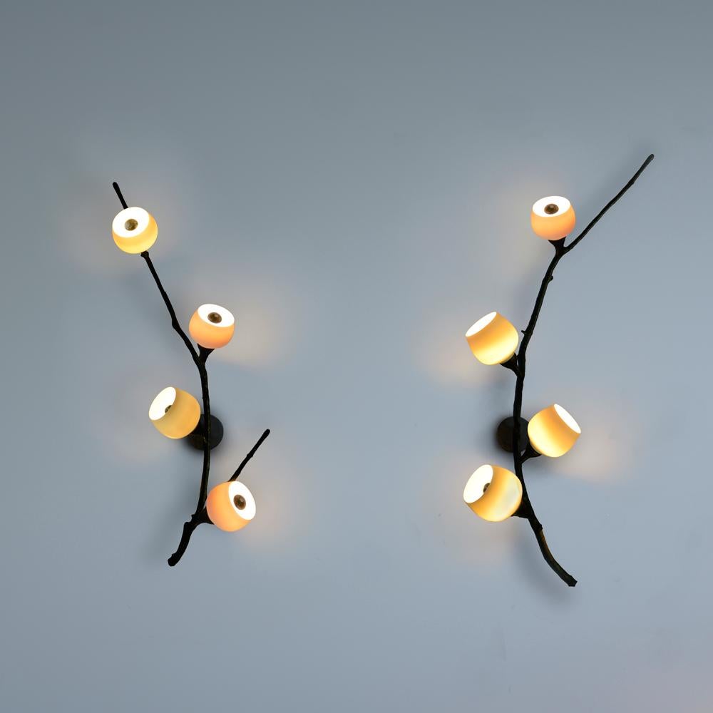 Georgina White Jabuticaba de 7Gods Studio
Dimensiones: P 20 x An 30 x Al 100 cm
Materiales:  Rama: Fibra de carbono, Baya: Porcelana sin esmaltar
Peso: de 3 a 8 kg

Acerca de: Tomando las formas perdurables de la naturaleza como modelo para el