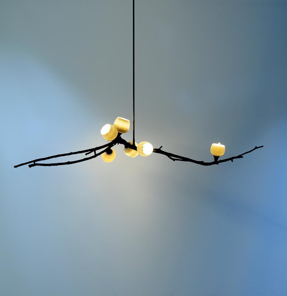 Sorbier blanc Georgina par 7Gods Studio
Dimensions : D 30 x L 150 x H 35 cm
Matériaux :  Branch : Fibre de carbone, Berry : Porcelaine non émaillée
Poids : de 3 à 8 kg

À propos : En prenant les formes durables de la nature comme plan de conception,