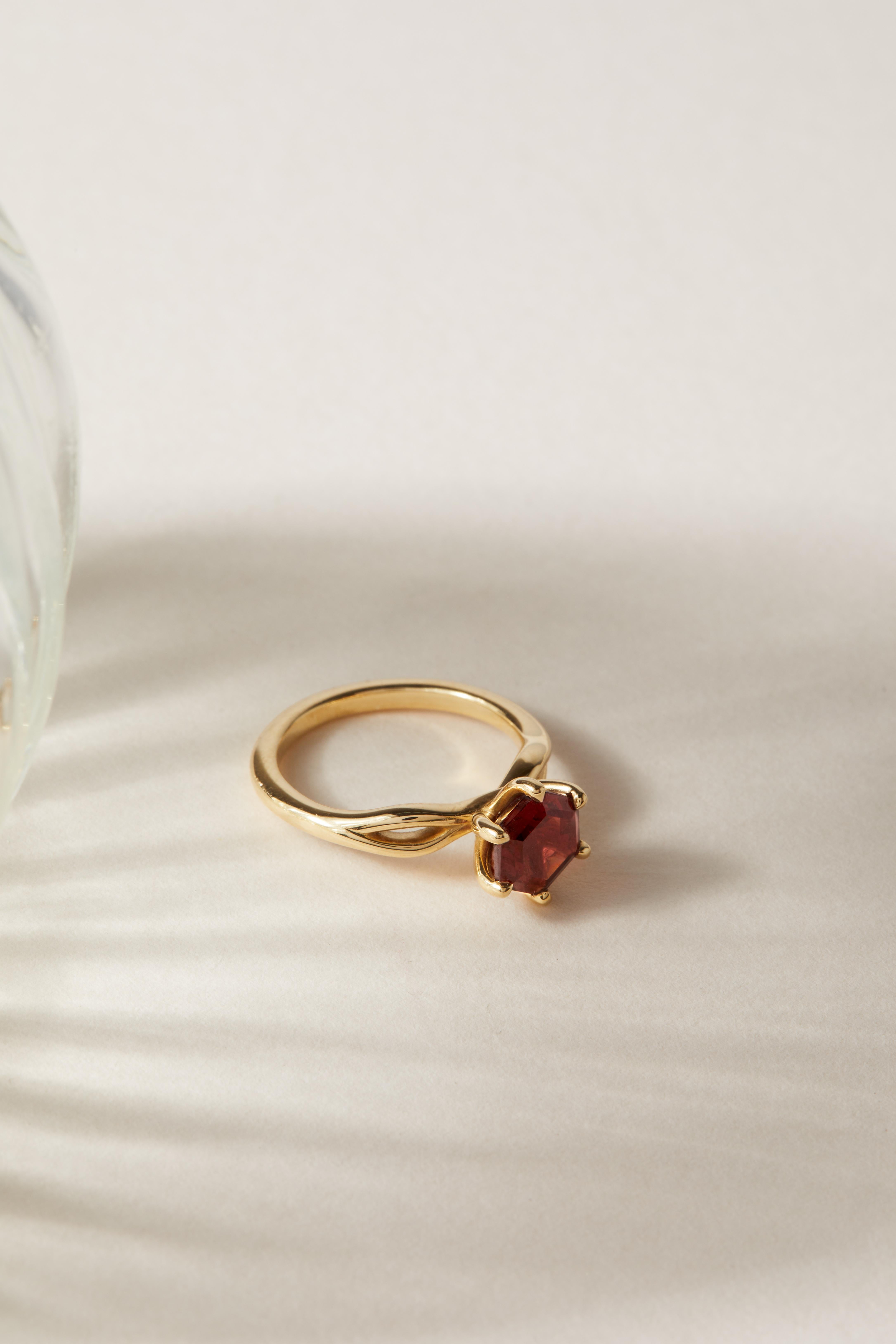 For Sale:  Georgina Yvonne 'Ivy' Hexagon Garnet Engagement Ring in 18ct Yellow Gold 3