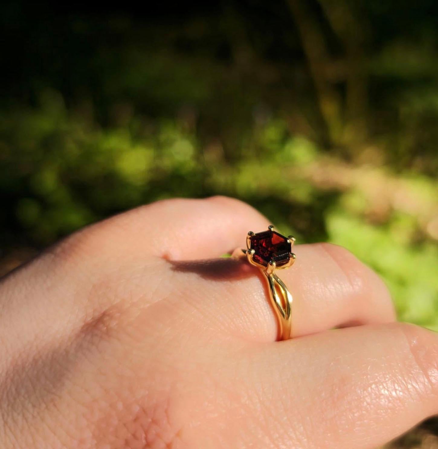 For Sale:  Georgina Yvonne 'Ivy' Hexagon Garnet Engagement Ring in 18ct Yellow Gold 4