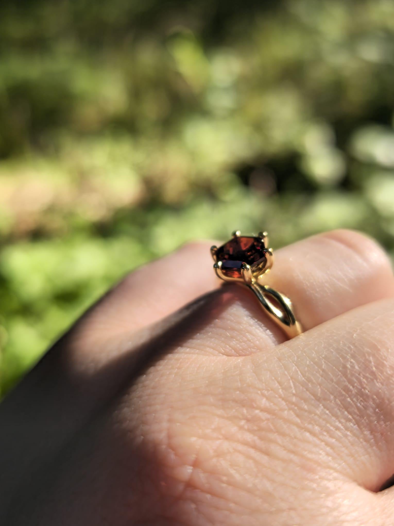 For Sale:  Georgina Yvonne 'Ivy' Hexagon Garnet Engagement Ring in 18ct Yellow Gold 5
