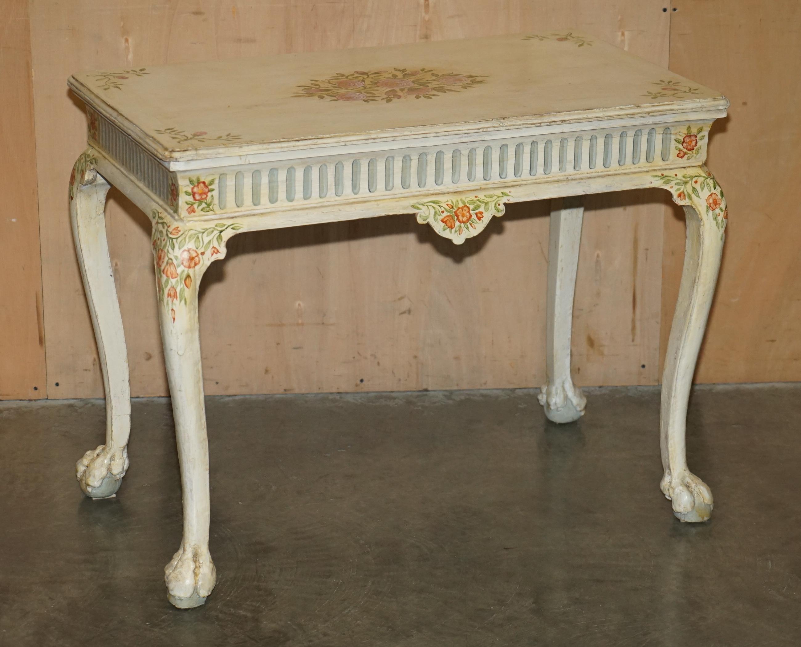 Antigüedades de la Casa Real

Royal House Antiques se complace en poner a la venta esta exquisita mesa auxiliar o pequeño escritorio de pino pintado a mano de mediados de la época victoriana, circa 1860, de estilo georgiano, con preciosas patas Claw