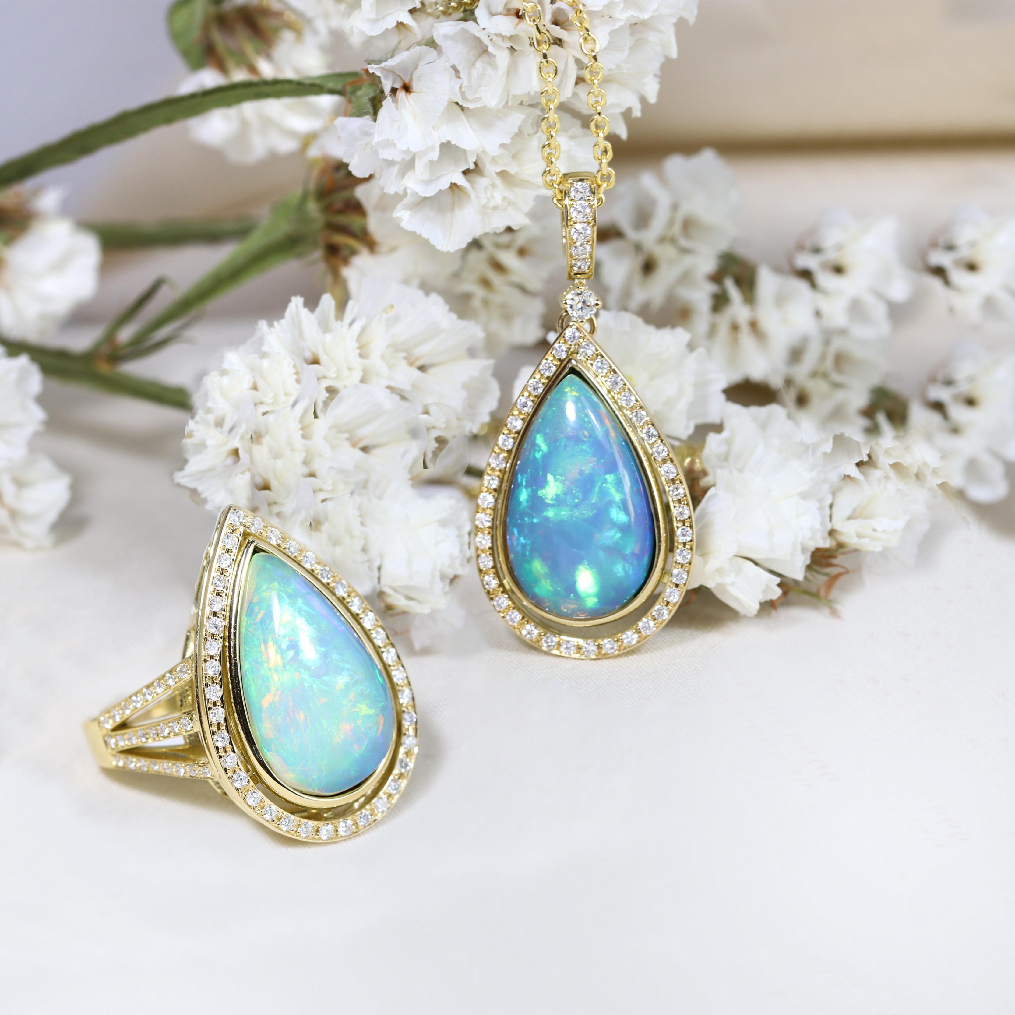 Taille poire Pendentif collection Georgios en or jaune 118 carats avec opale poire et diamants en vente