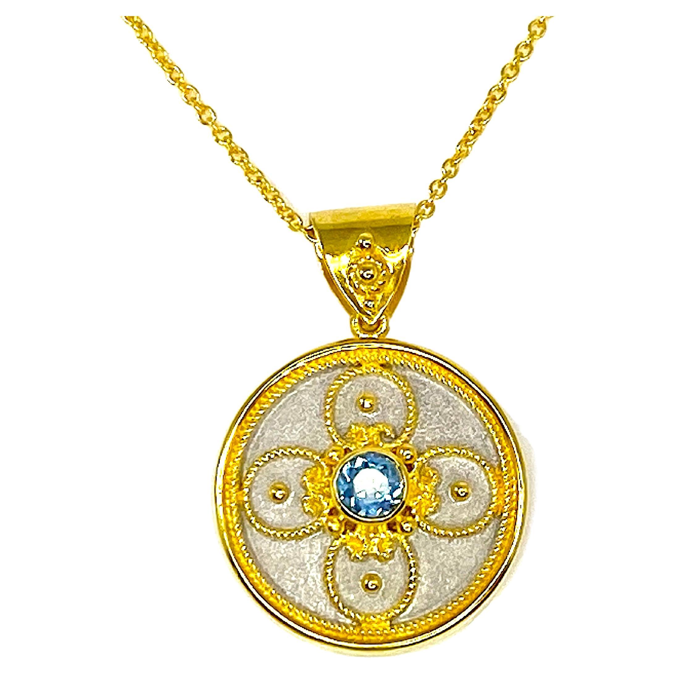 Ce pendentif du designer S.Georgios est entièrement réalisé à la main en or jaune massif 18 carats. Le travail de granulation - fils torsadés et perles - est entièrement décoré à la main au microscope, de même que le fond de velours unique et la