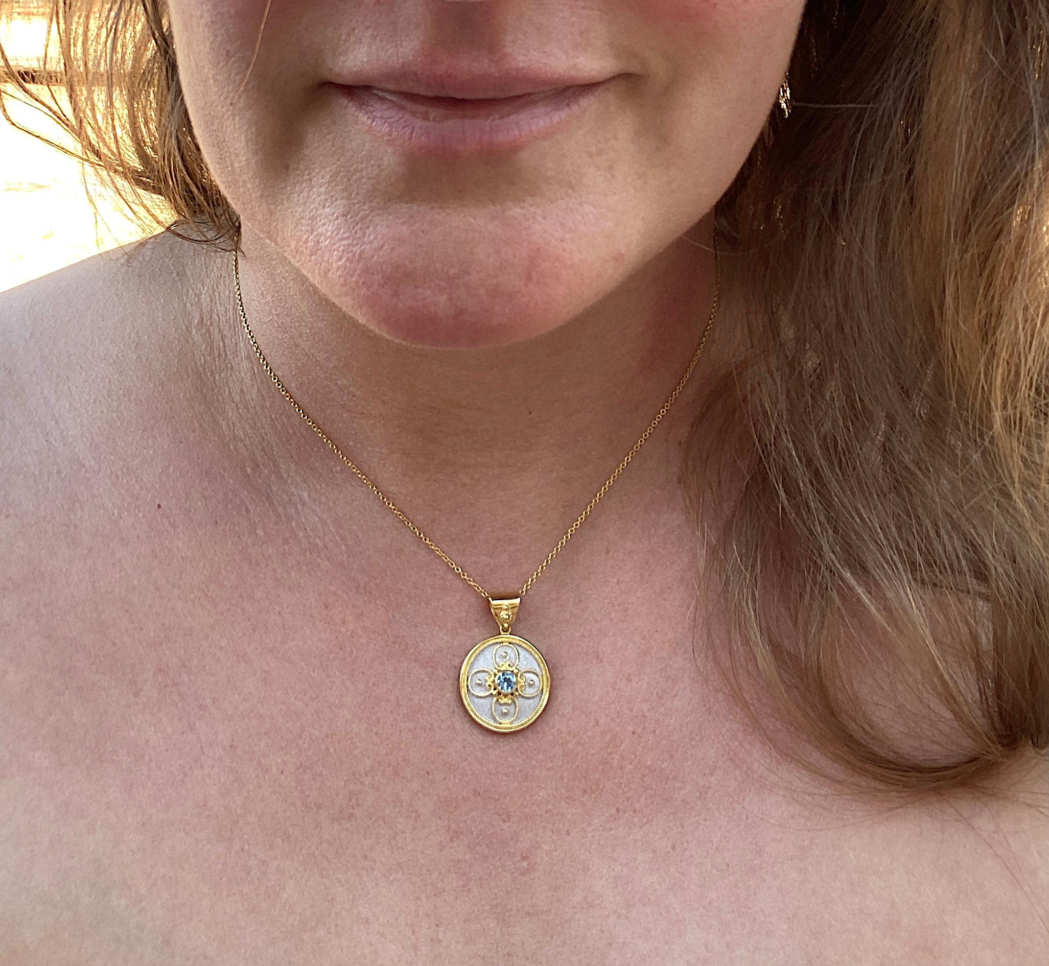 Taille ronde Pendentif en or 18 carats avec aigue-marine et granulation de la collection Georgios en vente