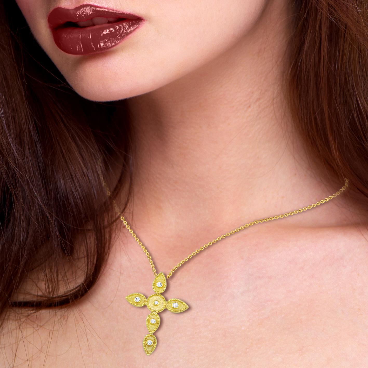 Taille ronde Georgios Collections Croix granulée en or jaune 18 carats avec chaîne et diamants en vente