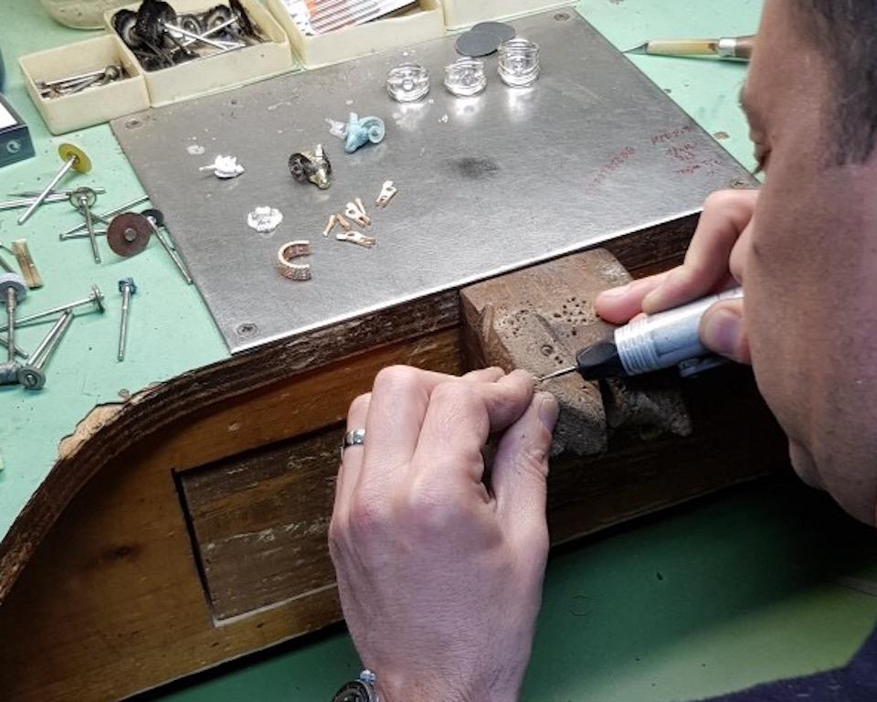 Georgios Kollektionen 18 Karat Gelbgold Diamant Granulation Kreuz mit Kette  im Zustand „Neu“ im Angebot in Astoria, NY