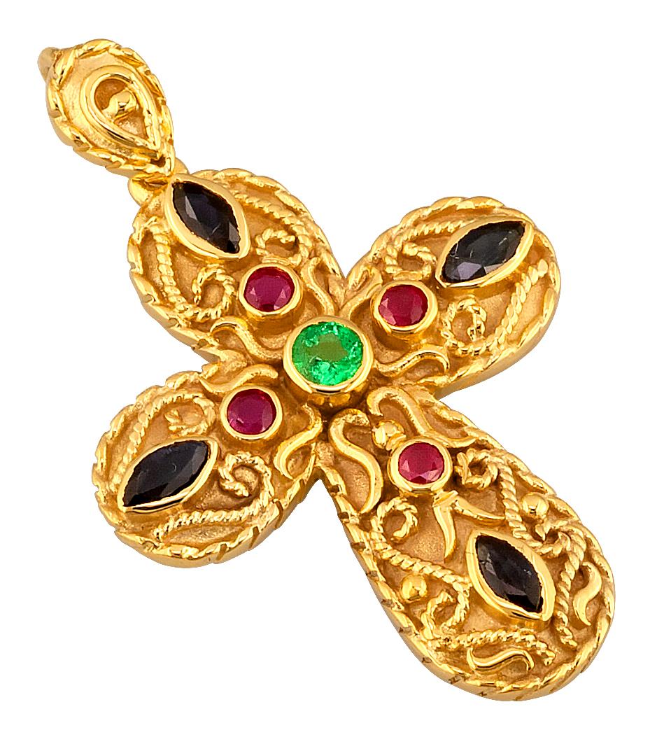 S.Georgios Designer byzantinischen Stil Kreuz Anhänger Enhancer ist handgefertigt aus massivem 18 Karat Gelbgold und verfügt über vier Rubine, vier blaue Saphire, und ein Smaragd Zentrum mit einem Gesamtgewicht von 1,05 Karat. Dieses atemberaubende