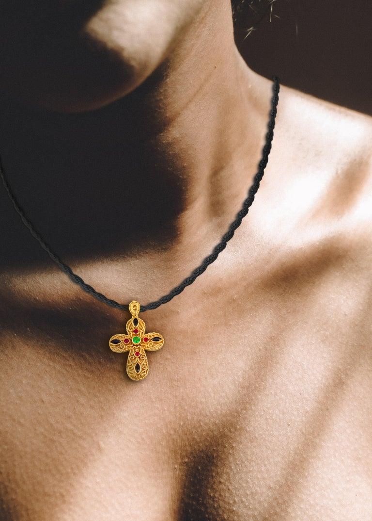 Croix de la collection Georgios en or 18 carats, émeraude granulée, saphir et rubis Unisexe en vente