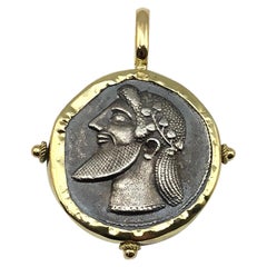 Collier pendentif en or 18 carats de la collection Georgios avec image de Dionisis en argent