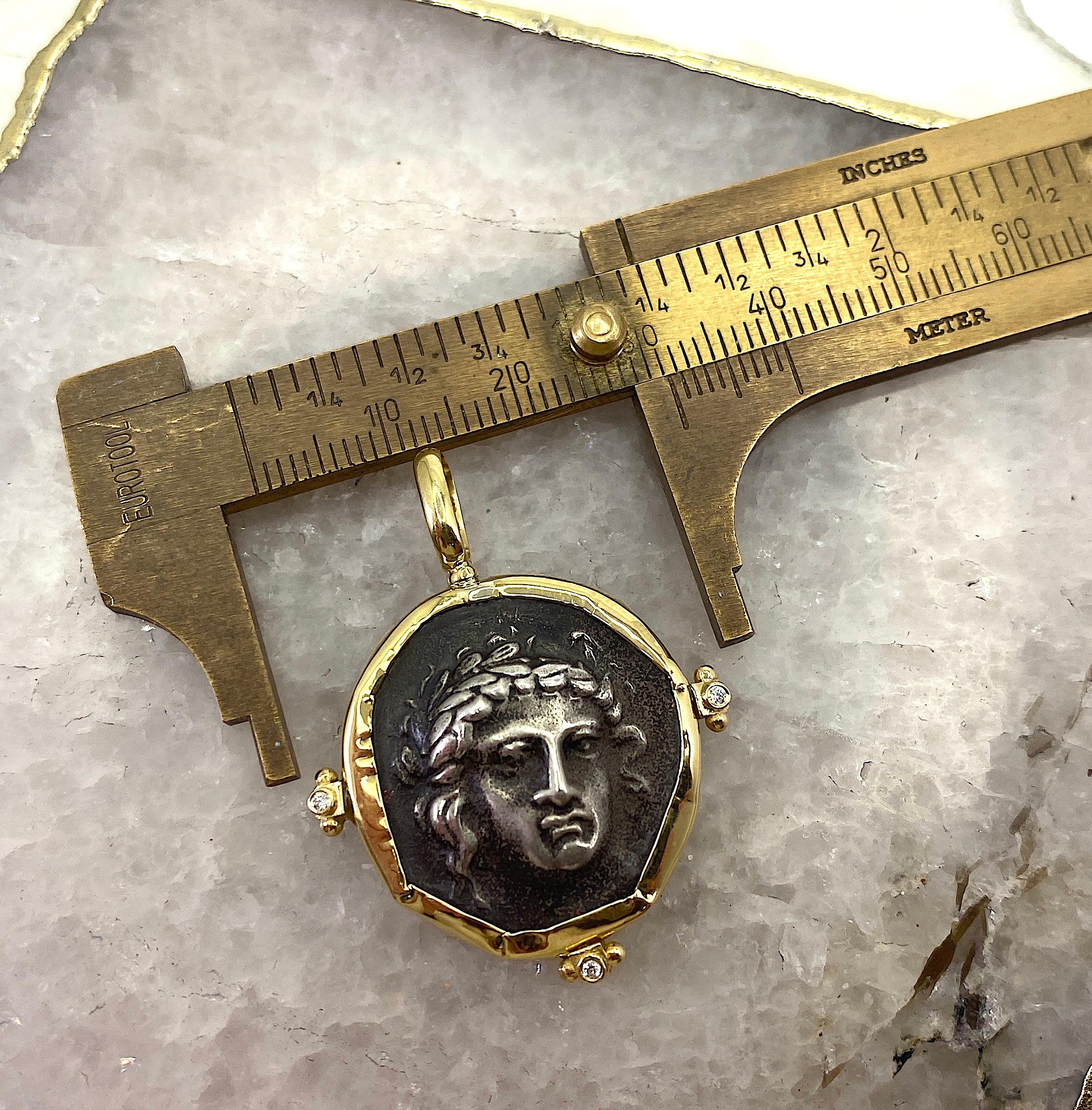 Ciondolo Georgios Collection in oro 18 carati con immagine Apollon in argento e diamanti in vendita 4
