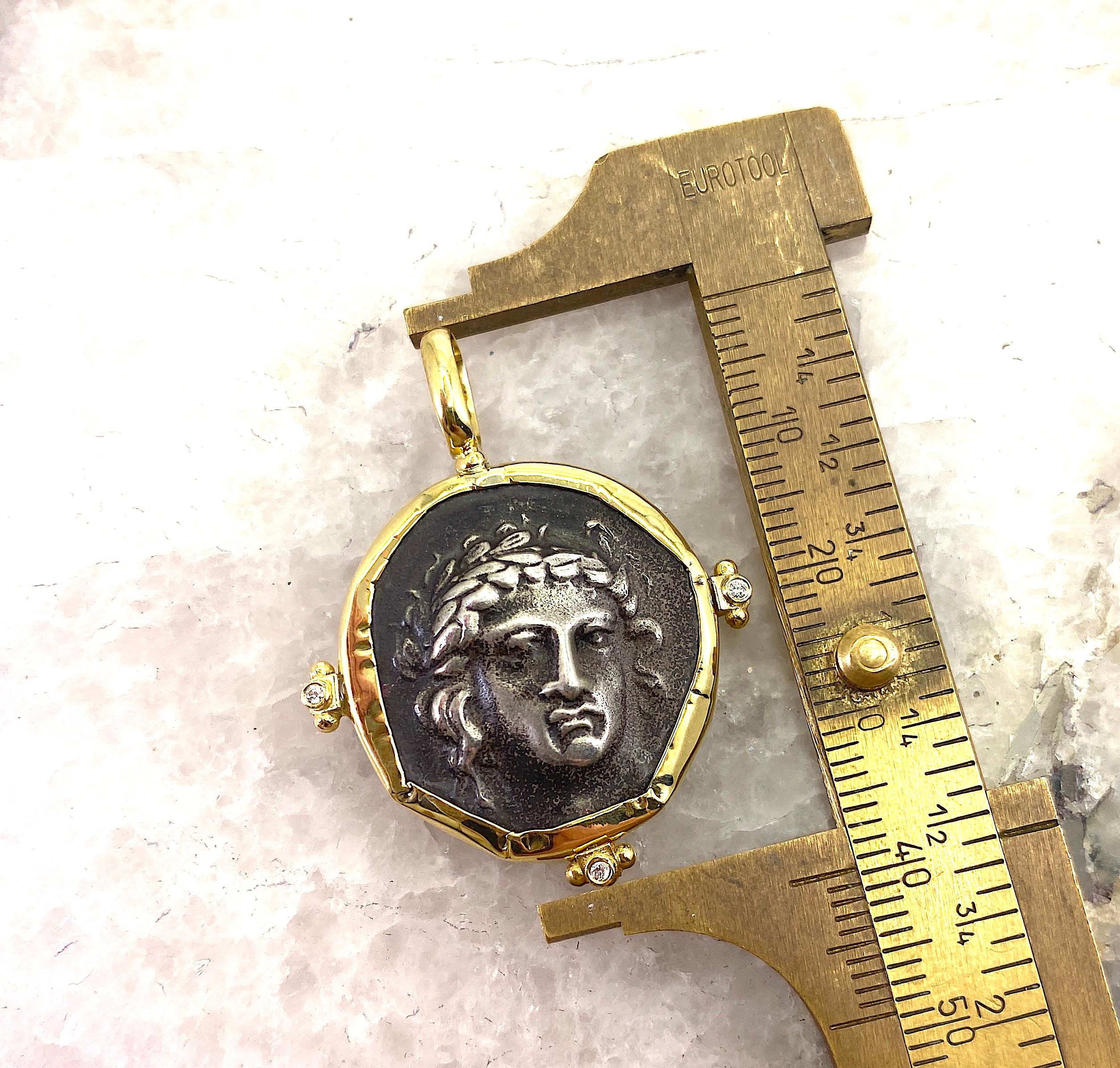Ciondolo Georgios Collection in oro 18 carati con immagine Apollon in argento e diamanti in vendita 3