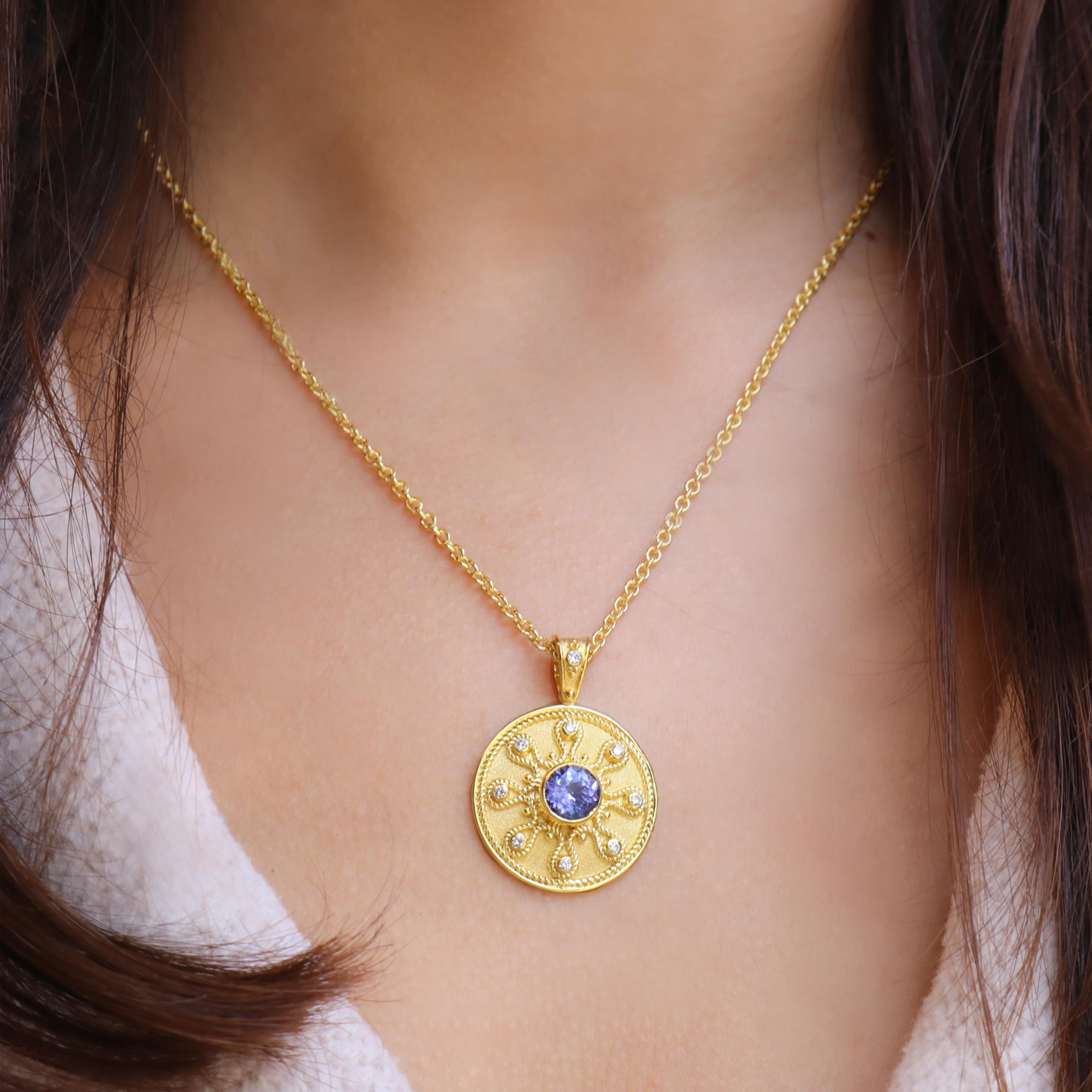 Ciondolo con tanzanite e granulazione in oro 18 carati con catenina della Collection'S in vendita 4