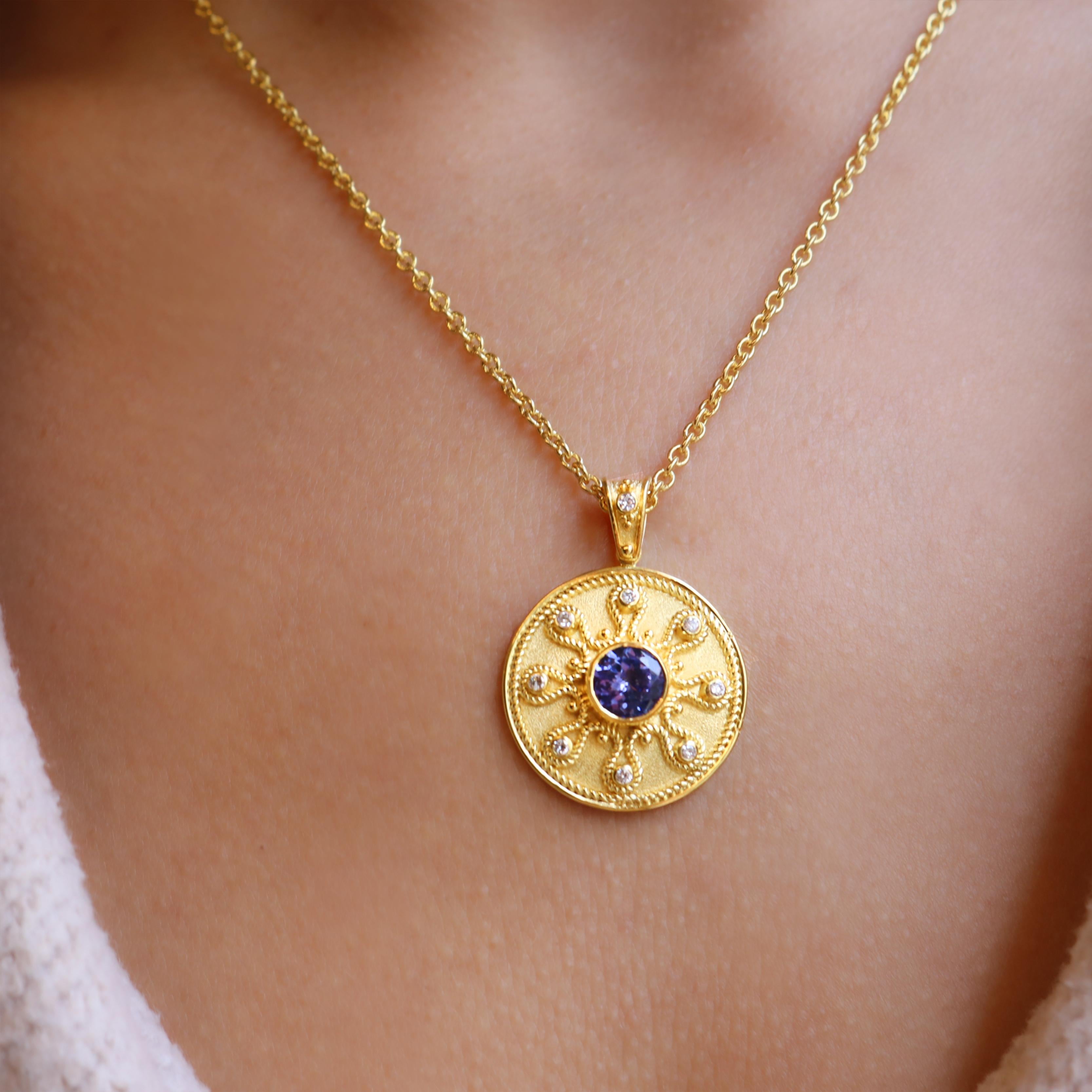 Ciondolo con tanzanite e granulazione in oro 18 carati con catenina della Collection'S in vendita 7