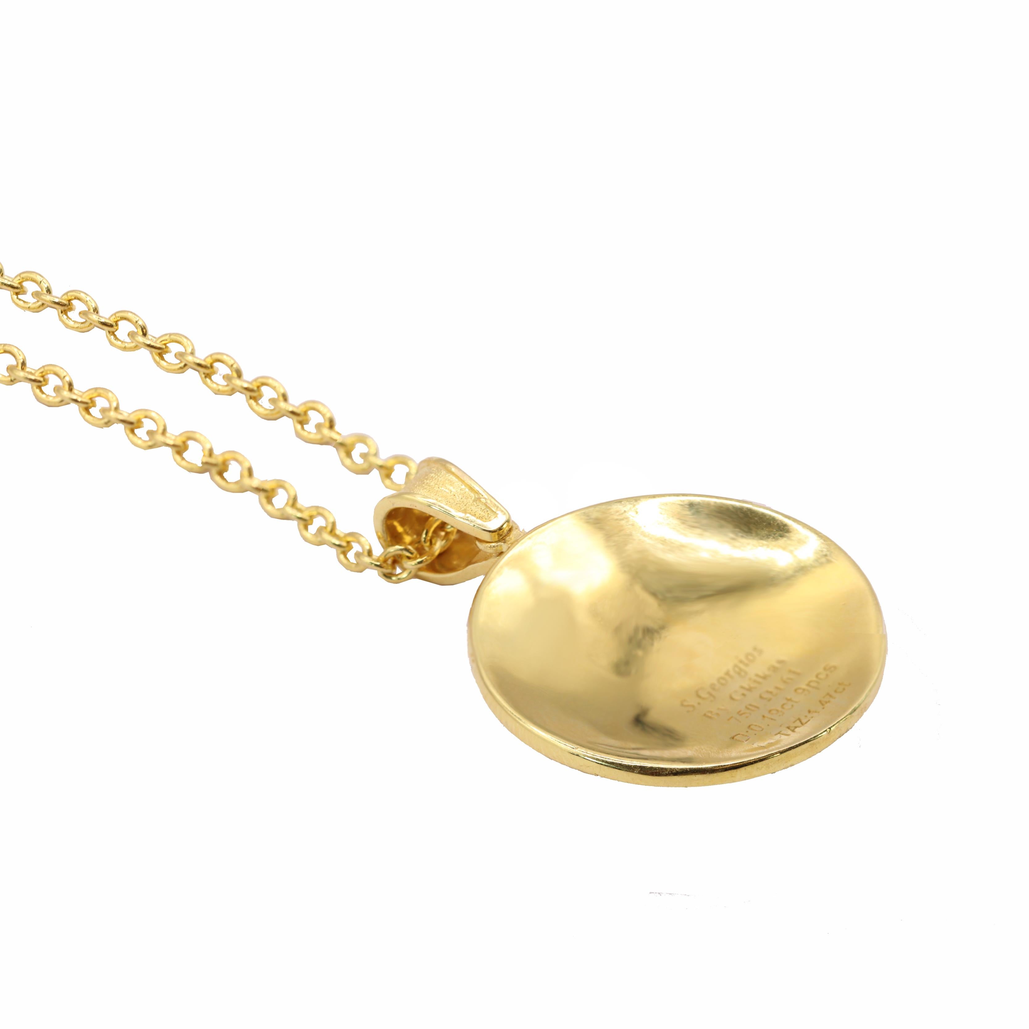 Questa collana con ciondolo e catena in oro 18 carati firmata S.Georgios è realizzata a mano con una lavorazione a granulazione in stile bizantino decorata al microscopio e rifinita con uno sfondo di velluto unico. Questo pendente presenta 1,47