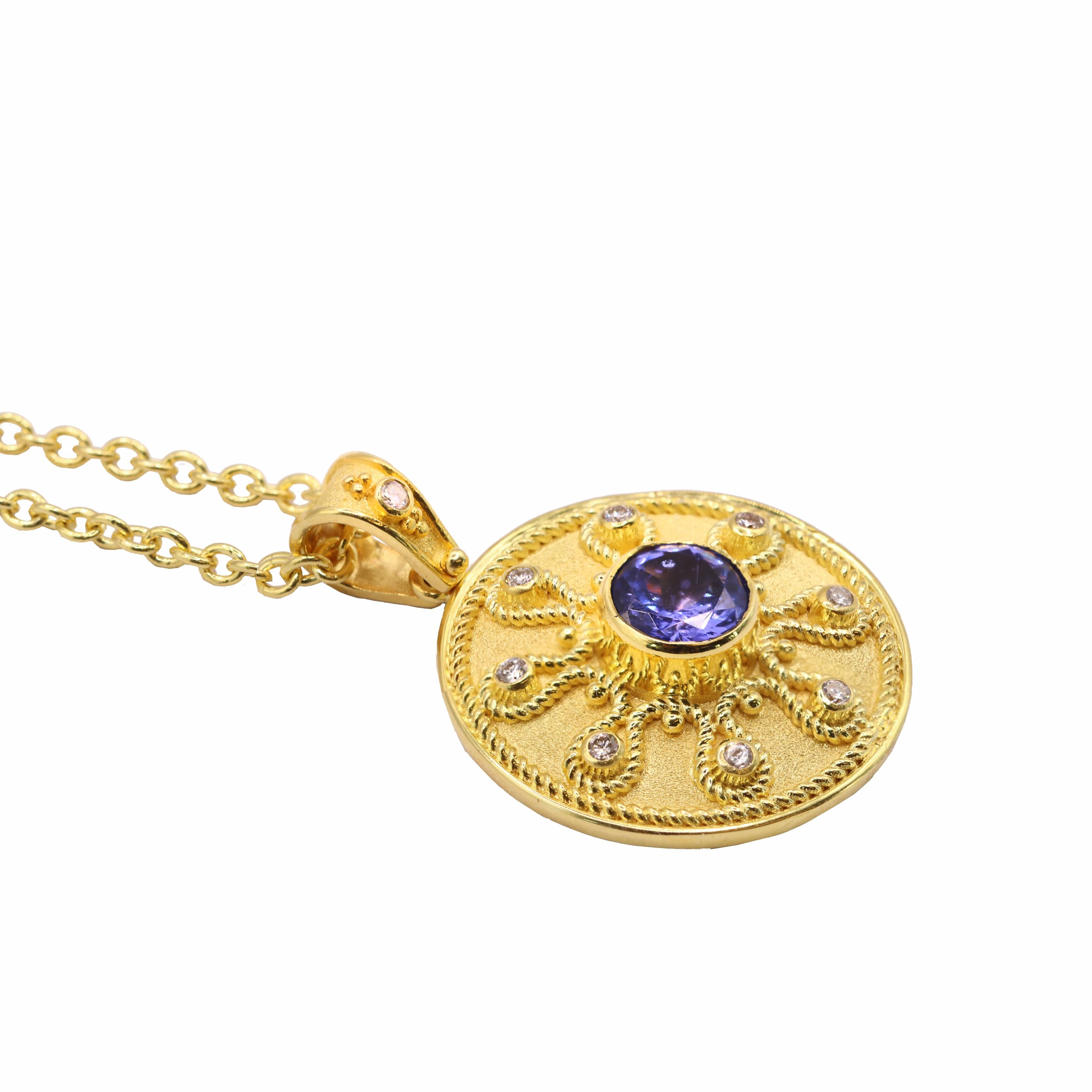 Taglio rotondo Ciondolo con tanzanite e granulazione in oro 18 carati con catenina della Collection'S in vendita