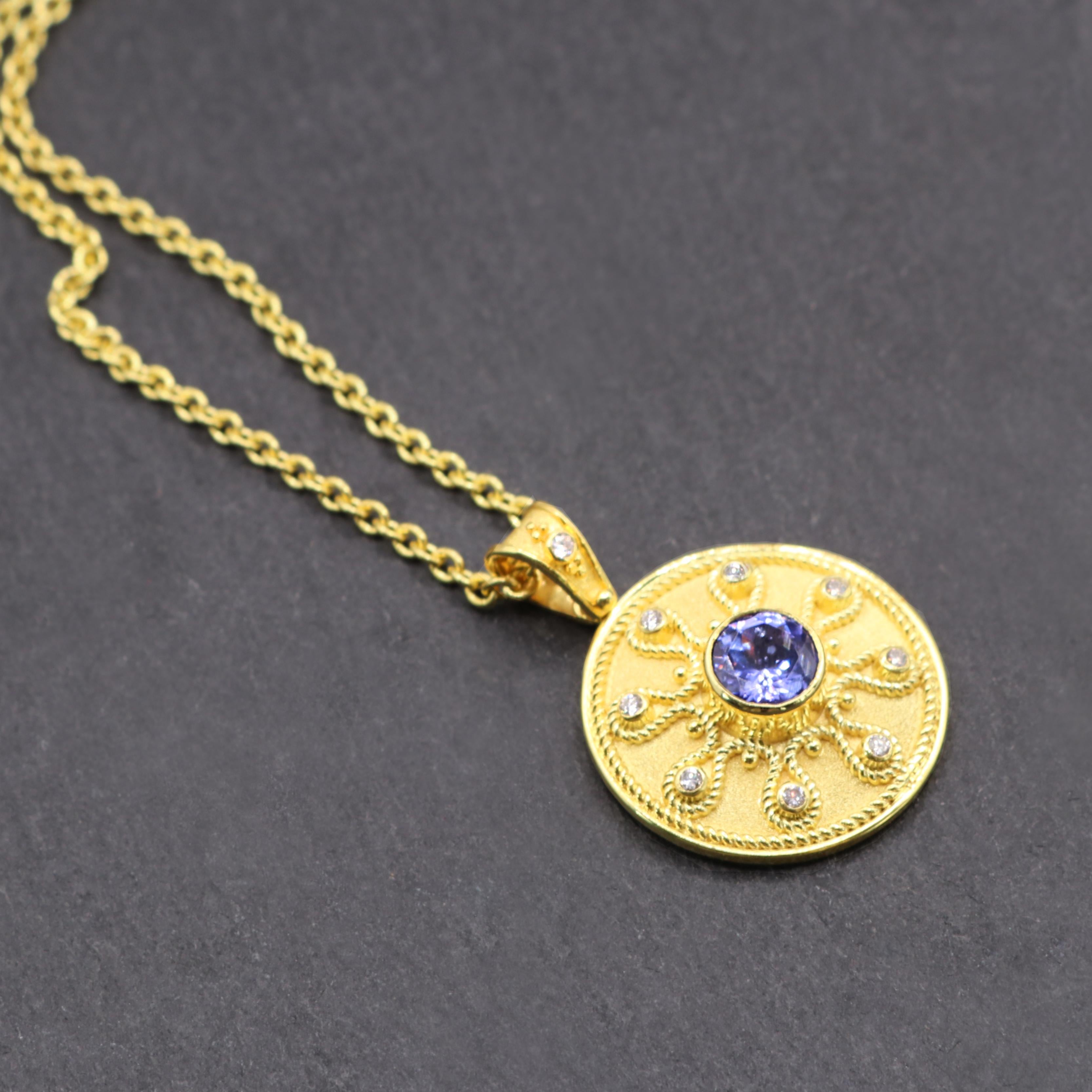 Ciondolo con tanzanite e granulazione in oro 18 carati con catenina della Collection'S in vendita 1