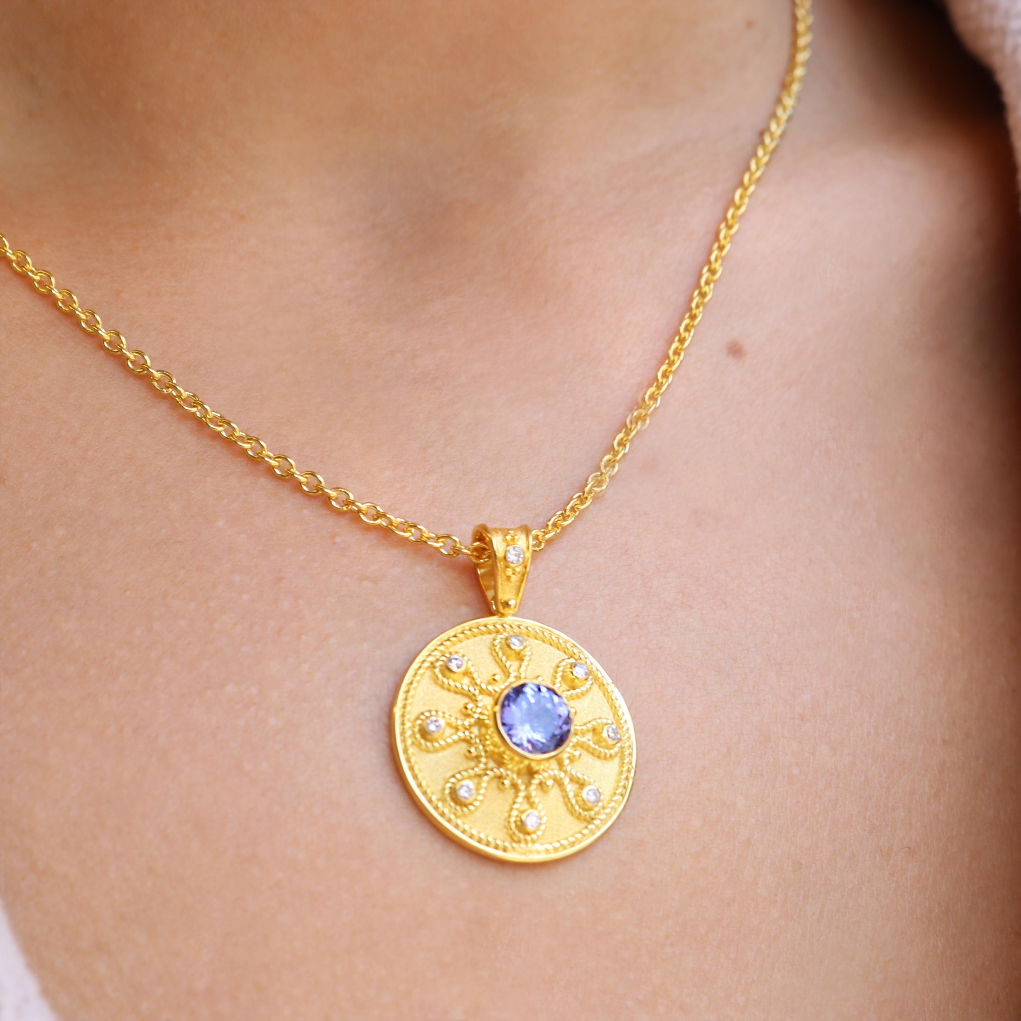 Ciondolo con tanzanite e granulazione in oro 18 carati con catenina della Collection'S in vendita 3
