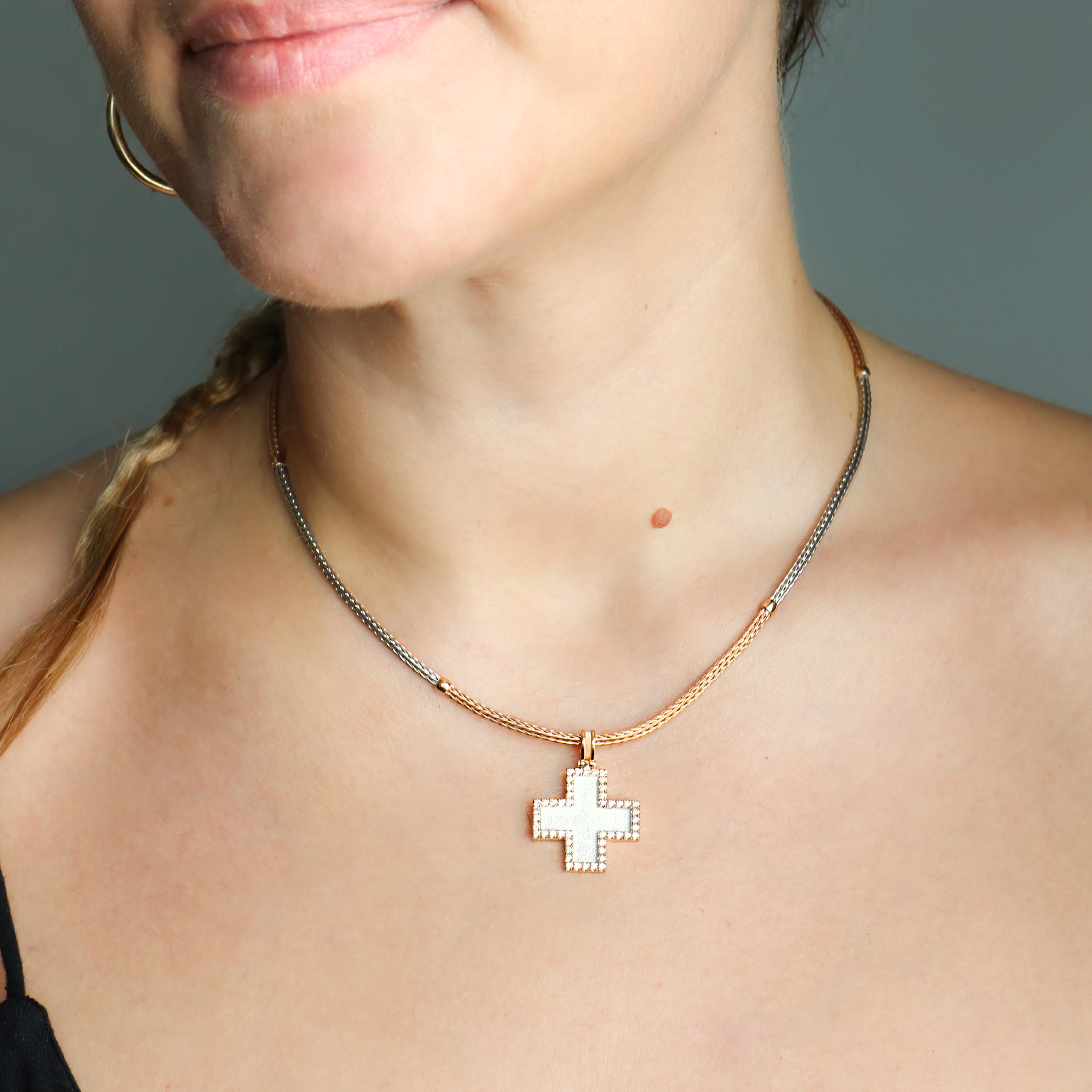 Croix granulée avec chaîne collection Georgios en or rose 18 carats et diamants en vente 7