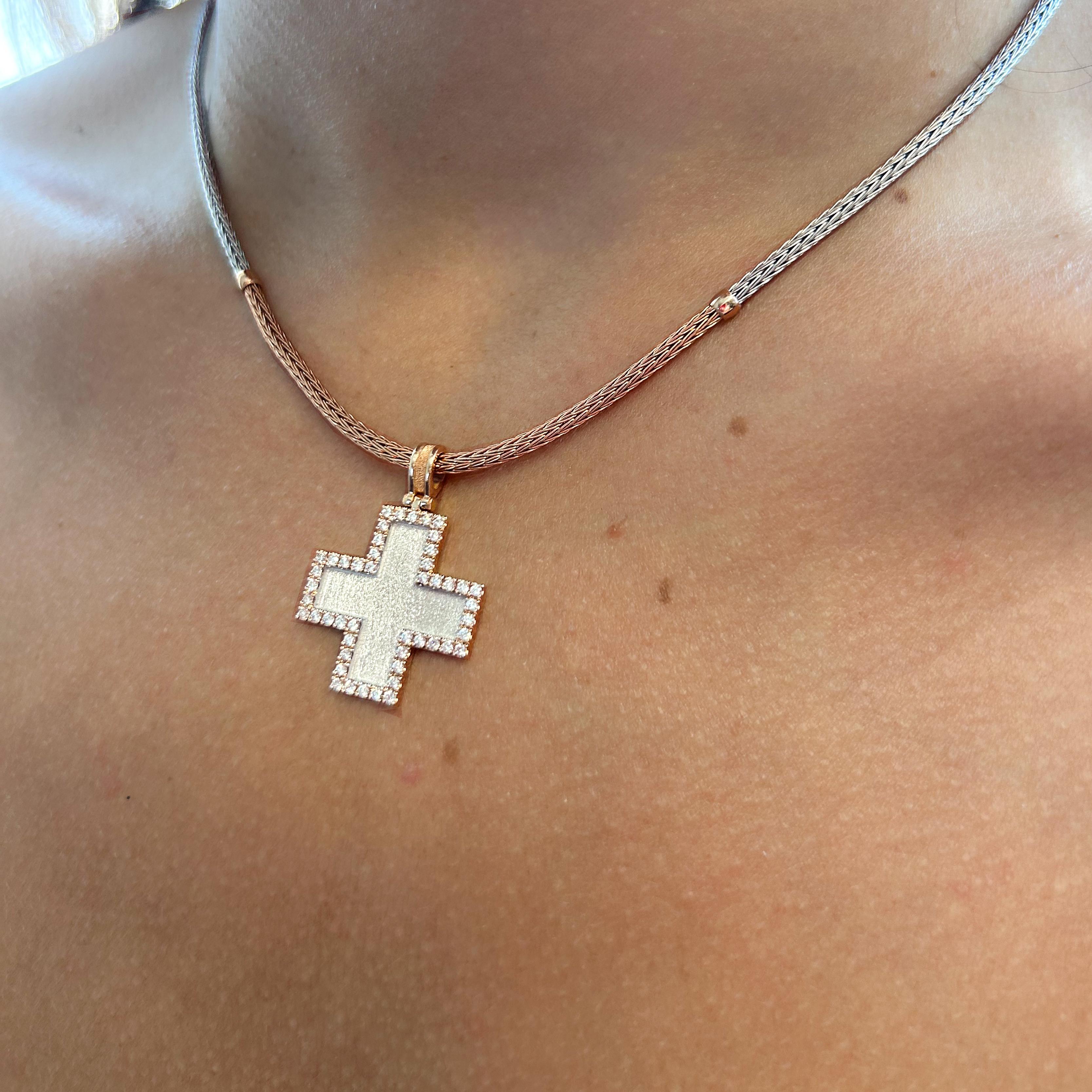 Croix granulée avec chaîne collection Georgios en or rose 18 carats et diamants en vente 8
