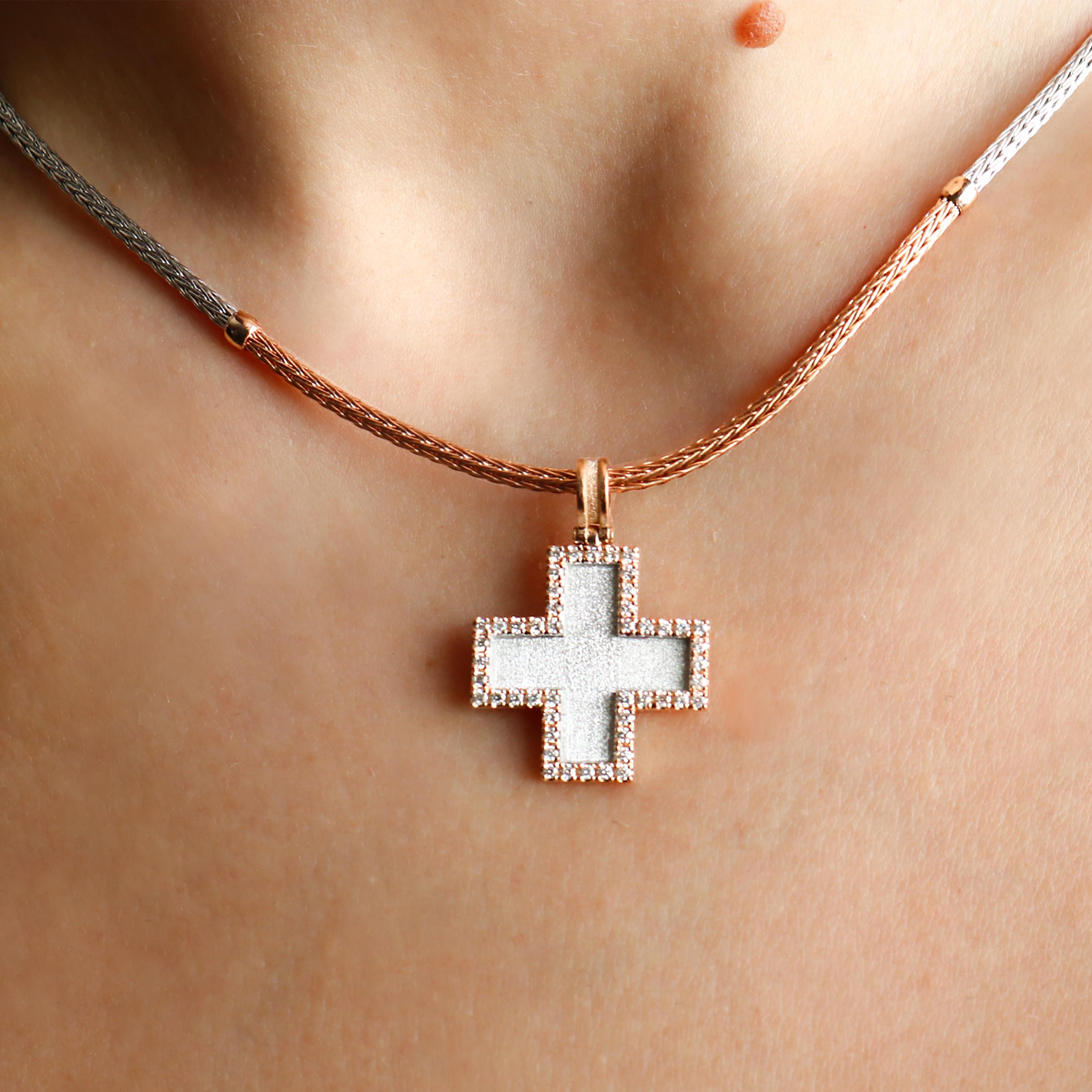 Croix granulée avec chaîne collection Georgios en or rose 18 carats et diamants en vente 2