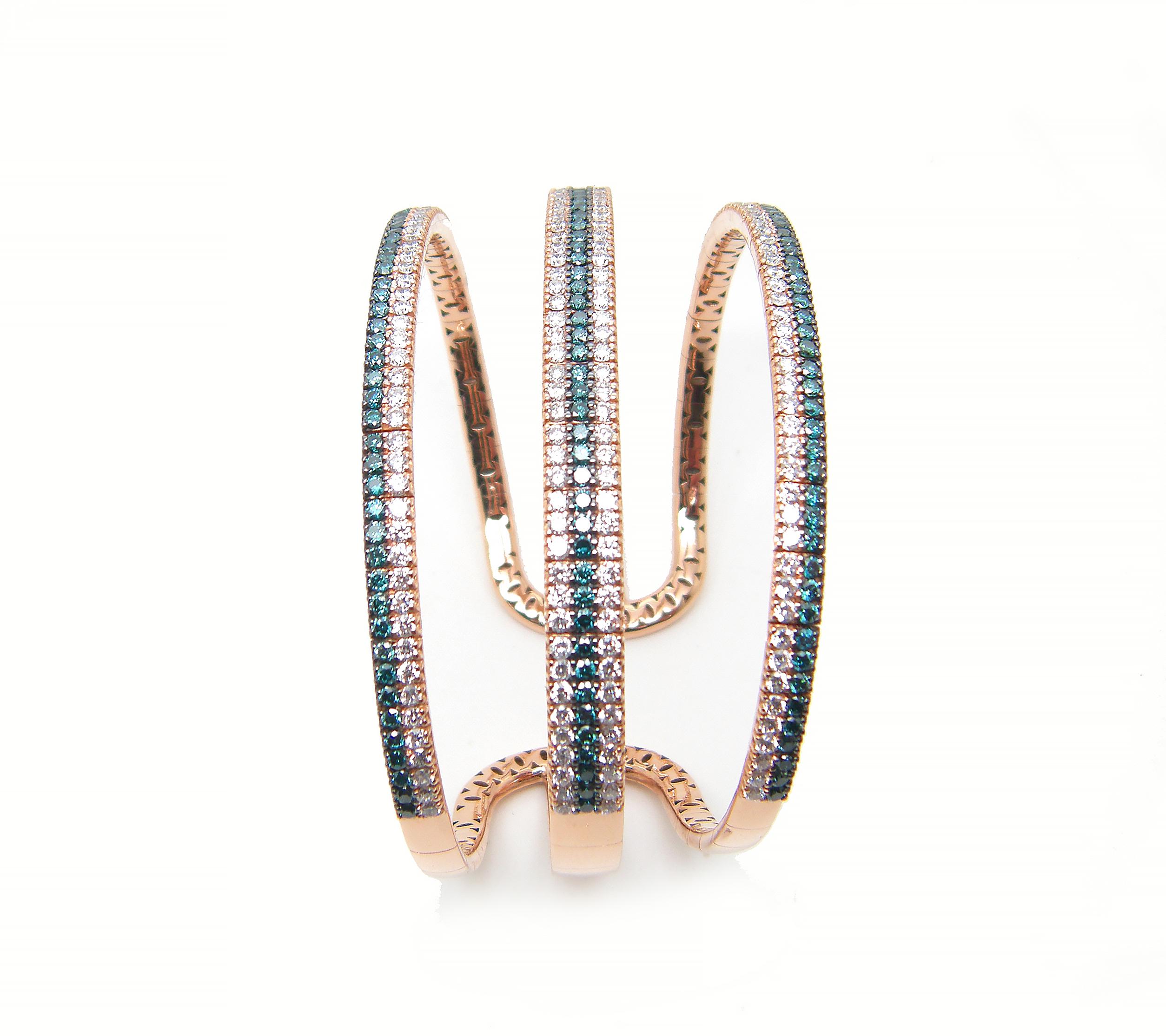 Georgios Collection, breites Armband aus 18 Karat Roségold mit weißen und blauen Diamanten (Zeitgenössisch) im Angebot