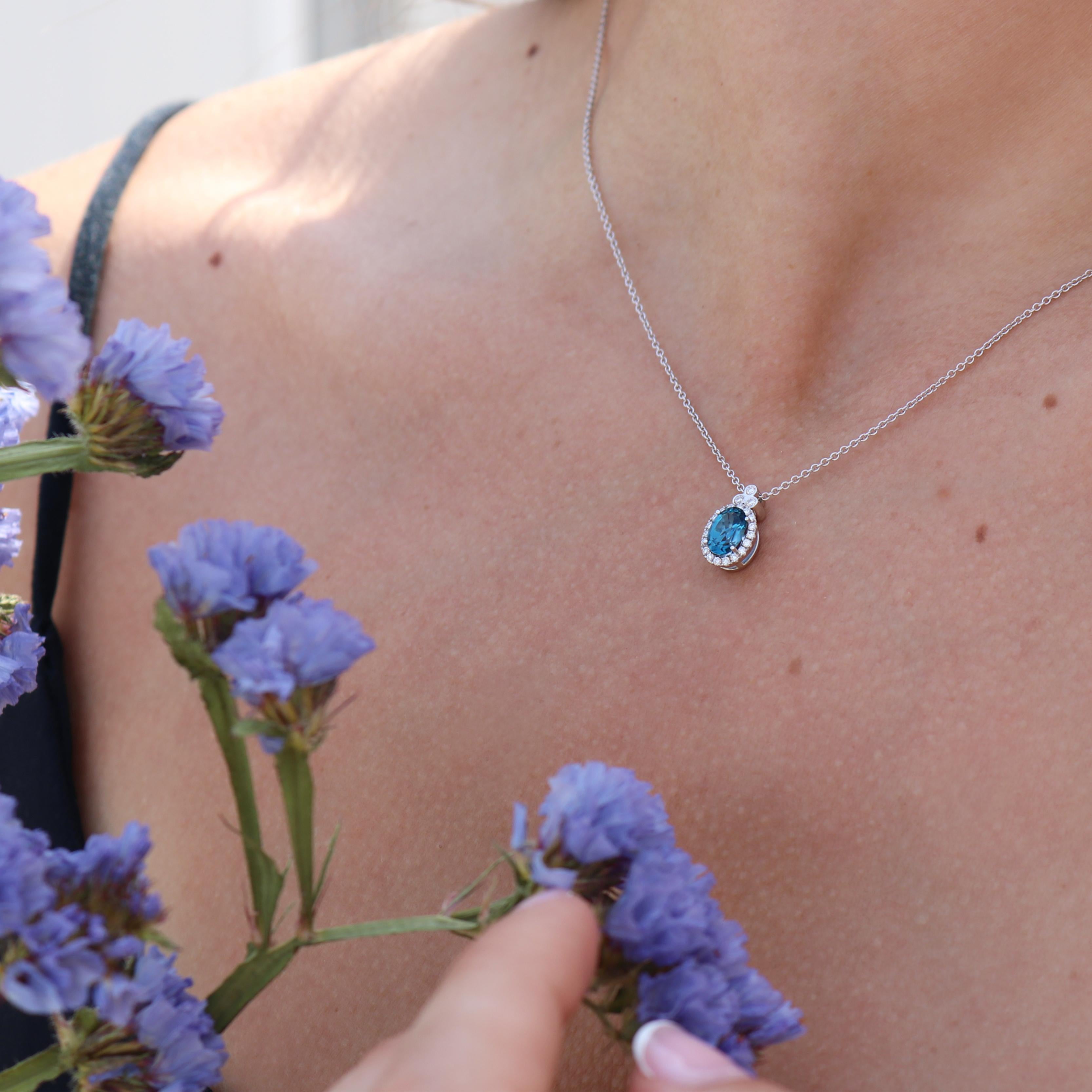 Collection S S en or blanc 18 carats Pendentif Topaze bleue ovale avec diamants en vente 4