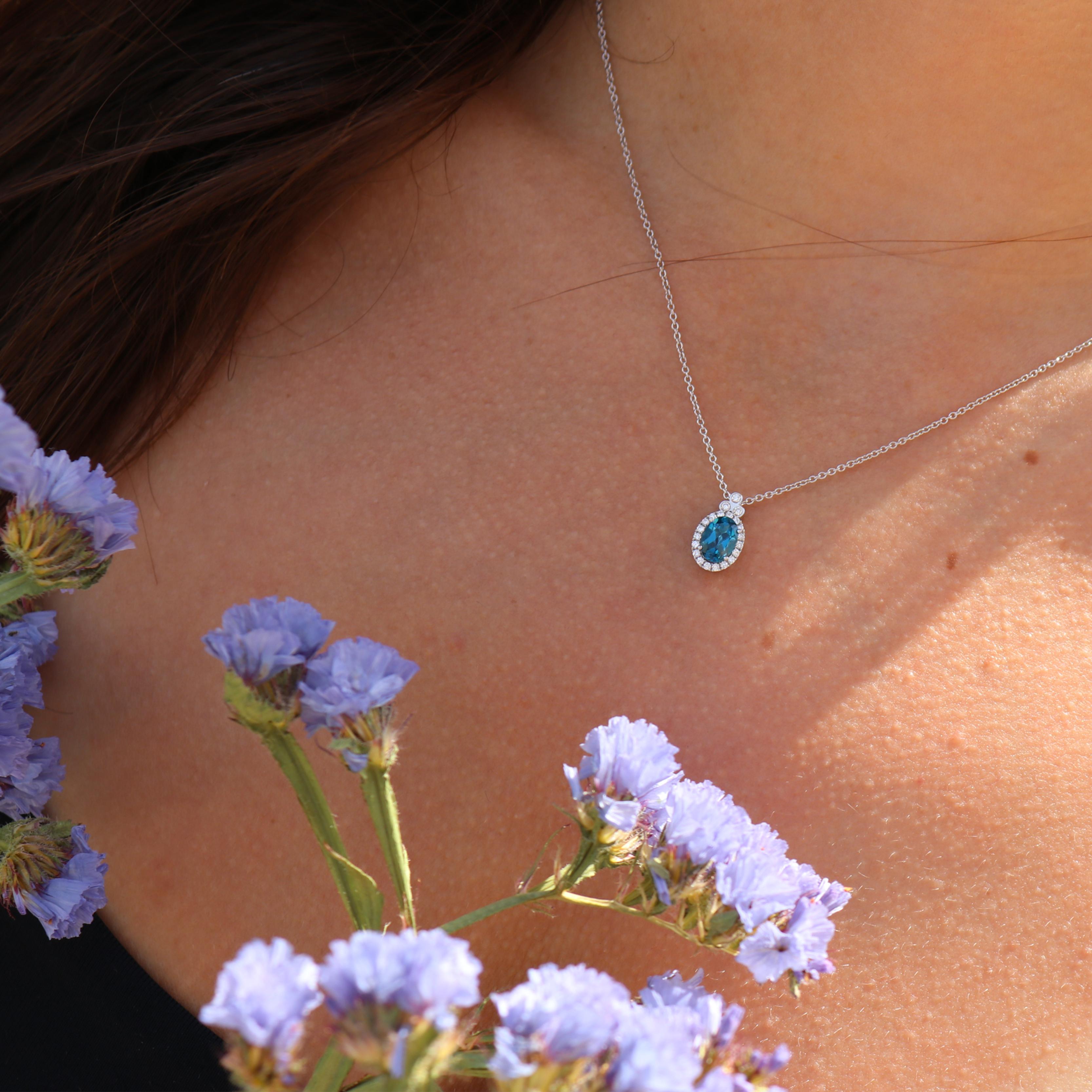 Collection S S en or blanc 18 carats Pendentif Topaze bleue ovale avec diamants en vente 5