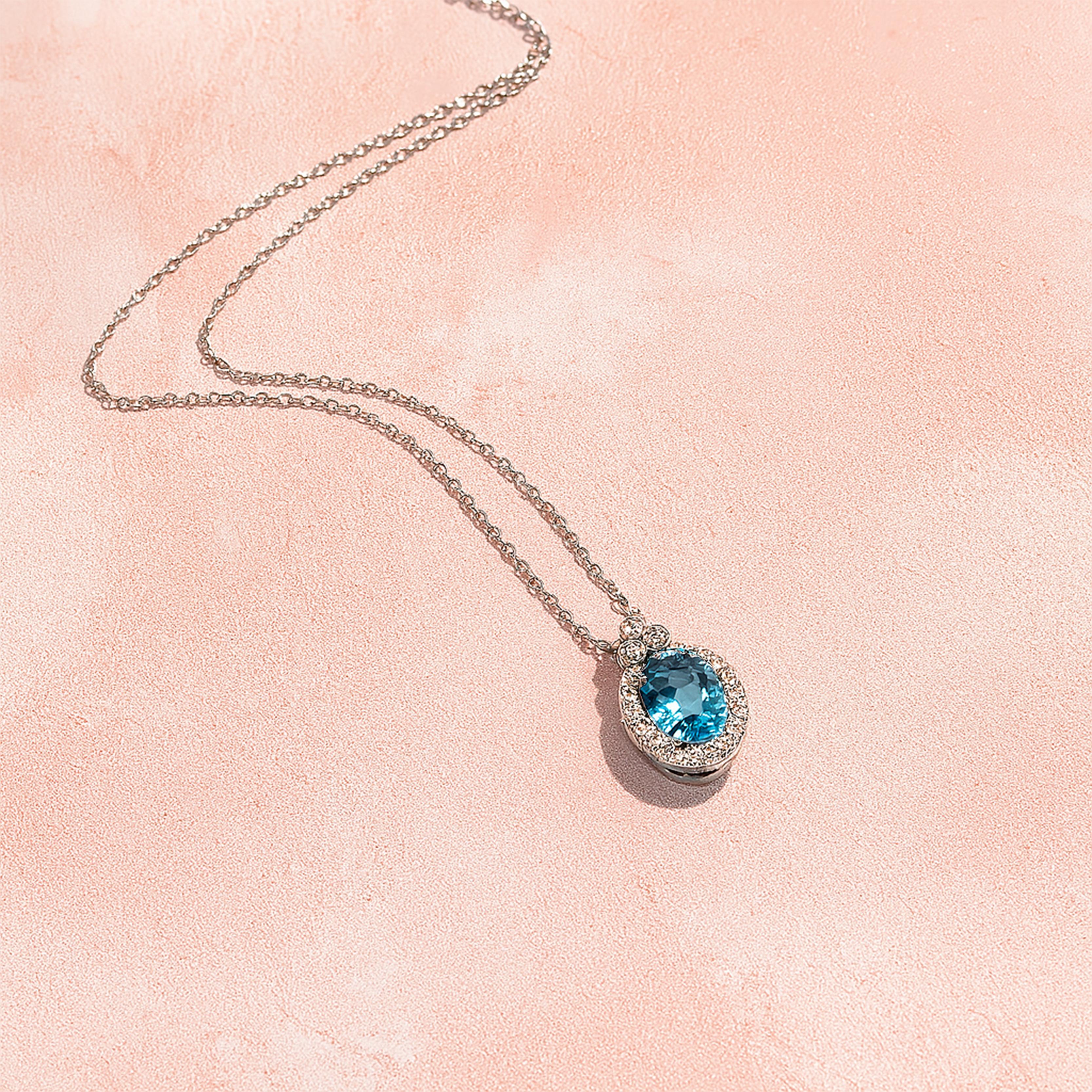 Taille ovale Collection S S en or blanc 18 carats Pendentif Topaze bleue ovale avec diamants en vente