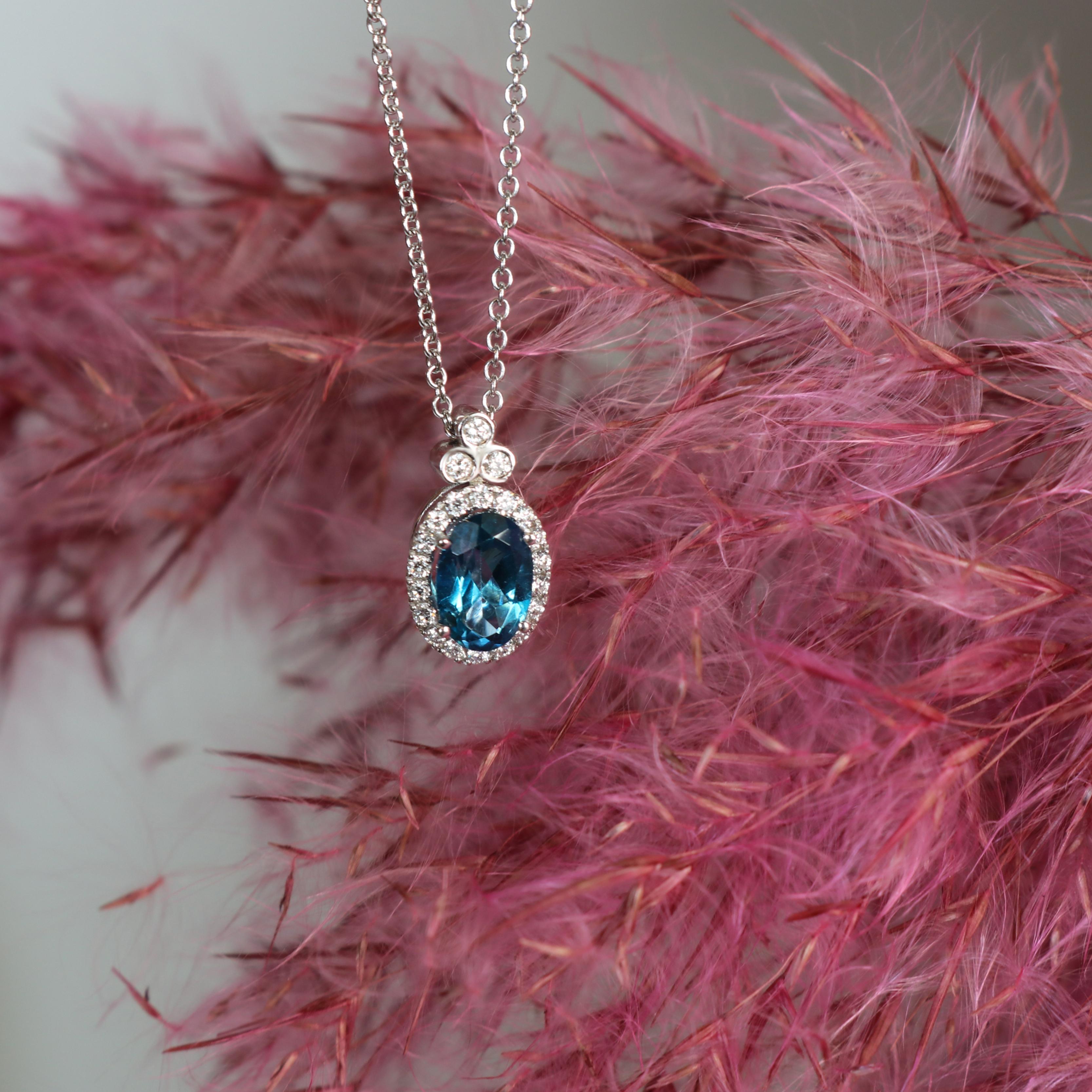 Collection S S en or blanc 18 carats Pendentif Topaze bleue ovale avec diamants Neuf - En vente à Astoria, NY