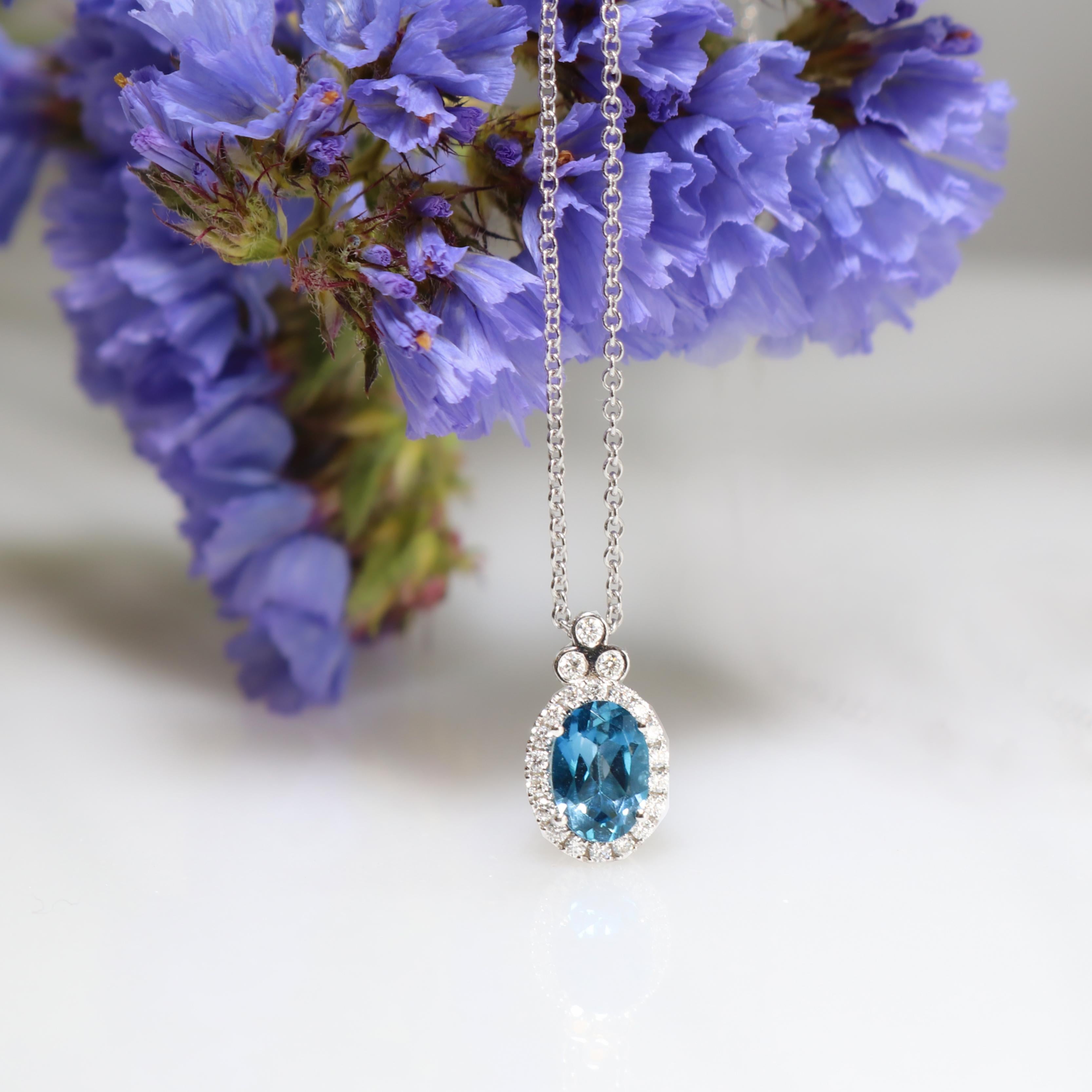 Collection S S en or blanc 18 carats Pendentif Topaze bleue ovale avec diamants Pour femmes en vente