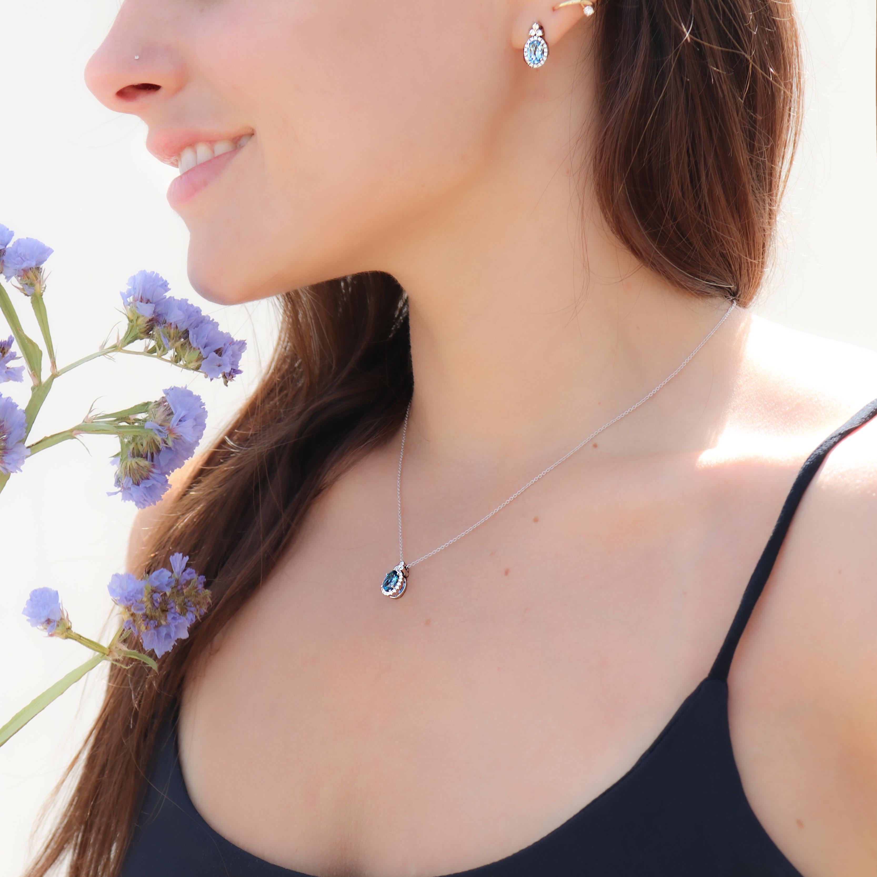 Collection S S en or blanc 18 carats Pendentif Topaze bleue ovale avec diamants en vente 1