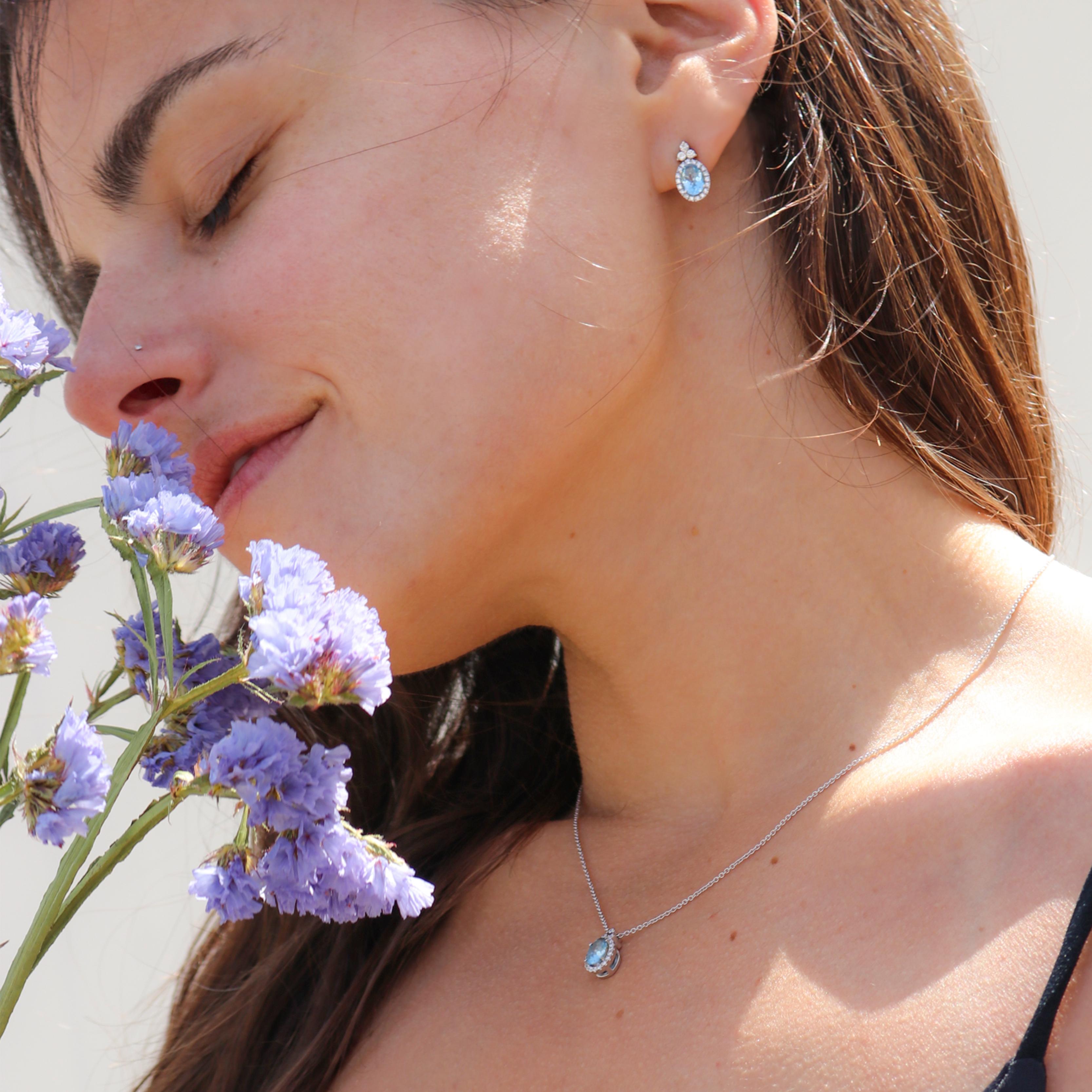Collection S S en or blanc 18 carats Pendentif Topaze bleue ovale avec diamants en vente 2
