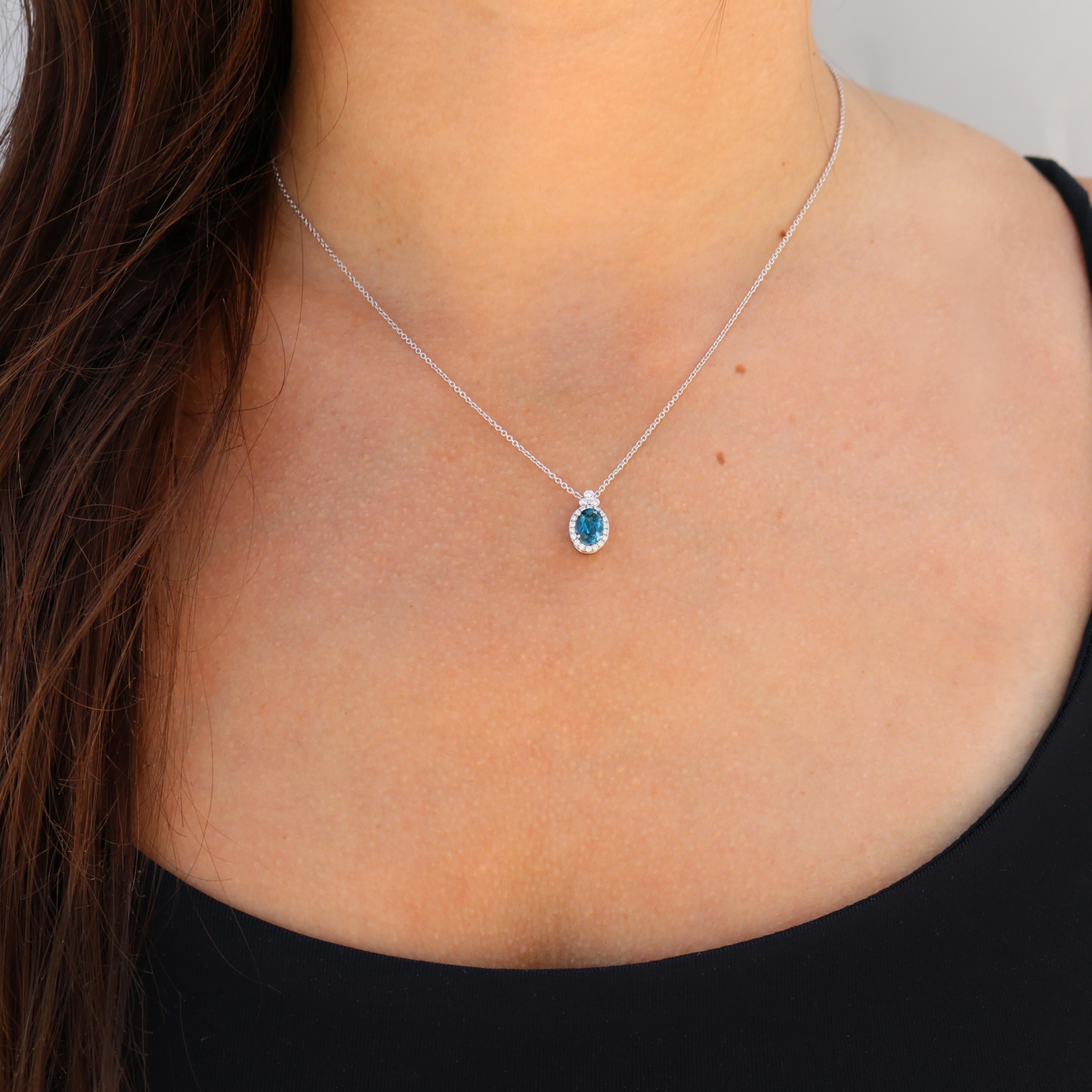 Collection S S en or blanc 18 carats Pendentif Topaze bleue ovale avec diamants en vente 3