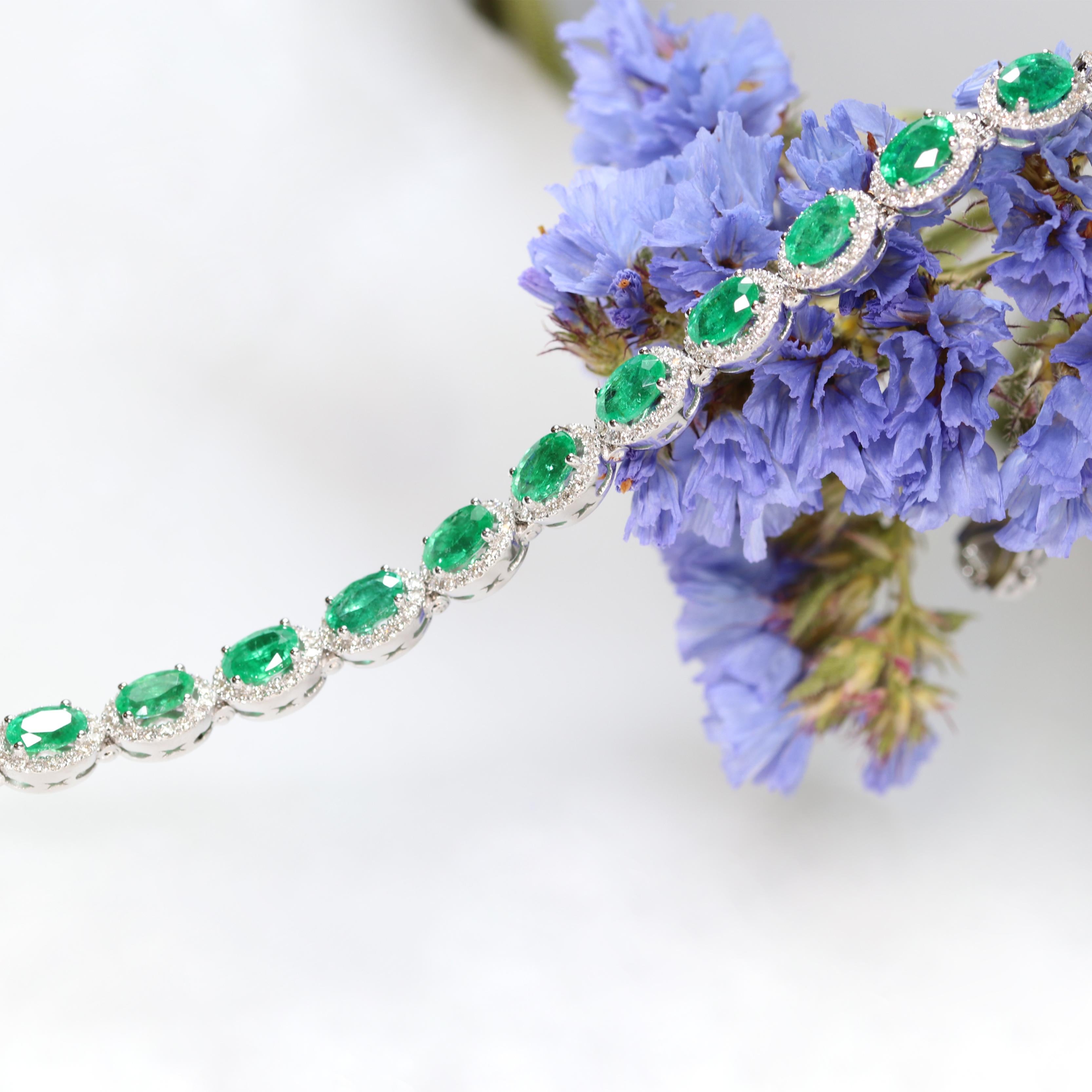 Georgios Collections presenta una excepcional pulsera de tenis de oro blanco de 18 quilates con esmeraldas y diamantes, hecha a mano con exquisita atención al detalle en nuestro taller de Atenas, Grecia.
Esta cautivadora pulsera presenta una