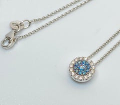 Pendentif solitaire en or blanc 18 carats avec diamants blancs et bleus de la collection Georgios