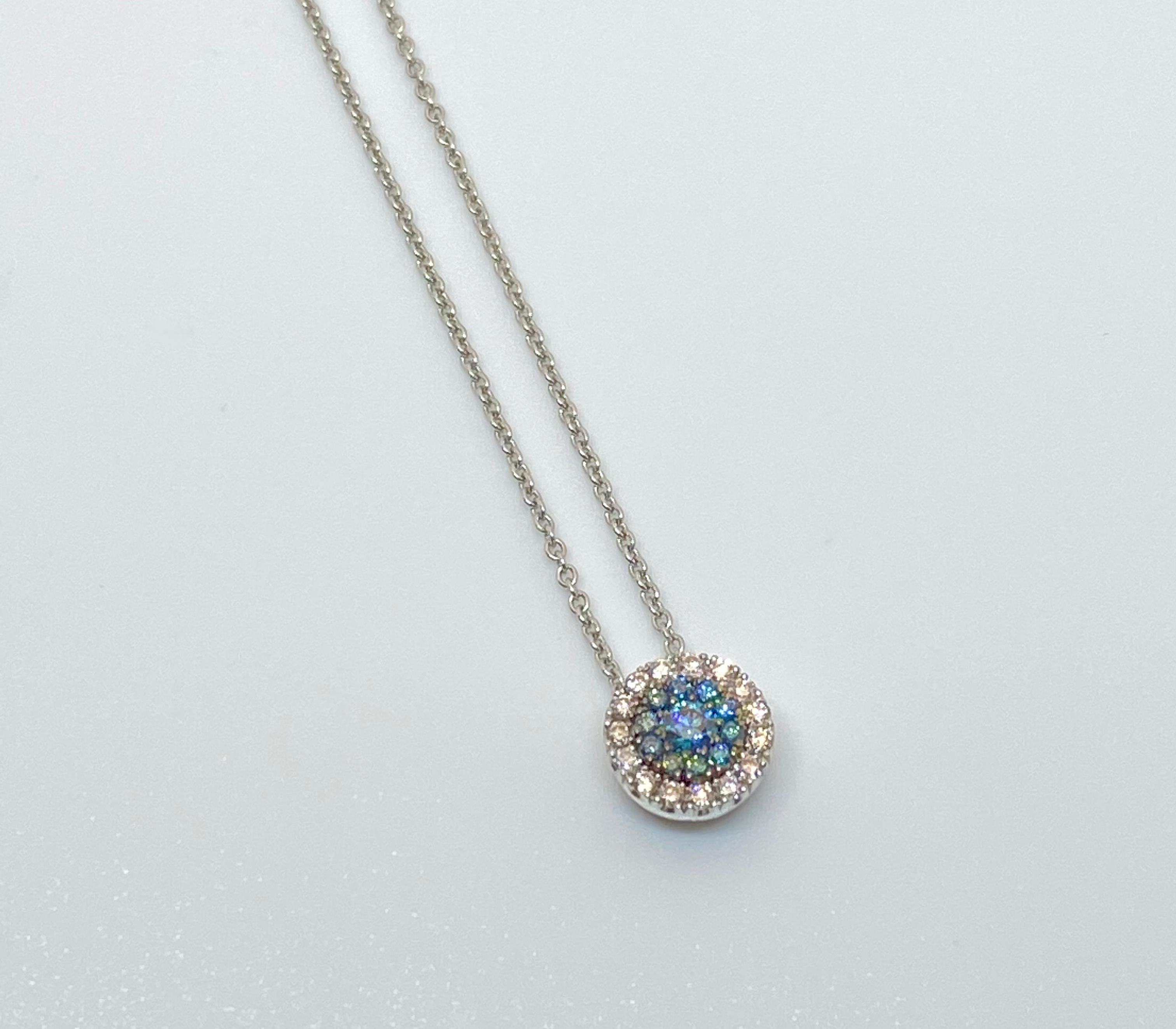 Colgante de oro blanco de 18 quilates con diamante solitario blanco y azul de la Colección Georgios en venta 1